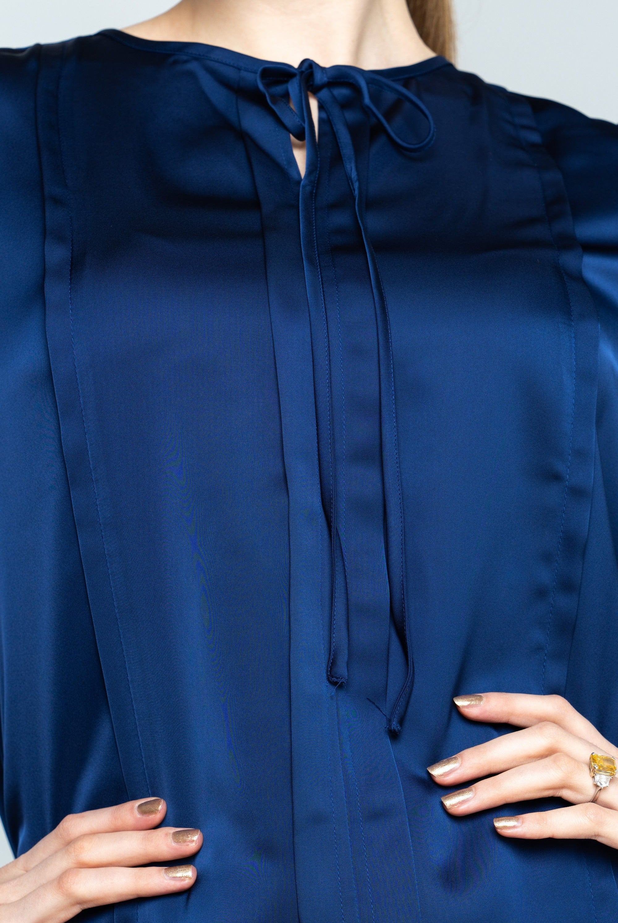 نتشي بلوزة سادة كلاسيك كم طويل