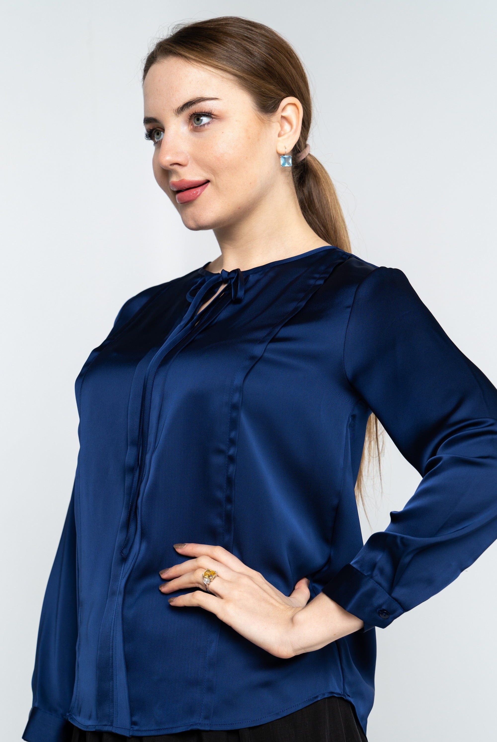 نتشي بلوزة سادة كلاسيك كم طويل