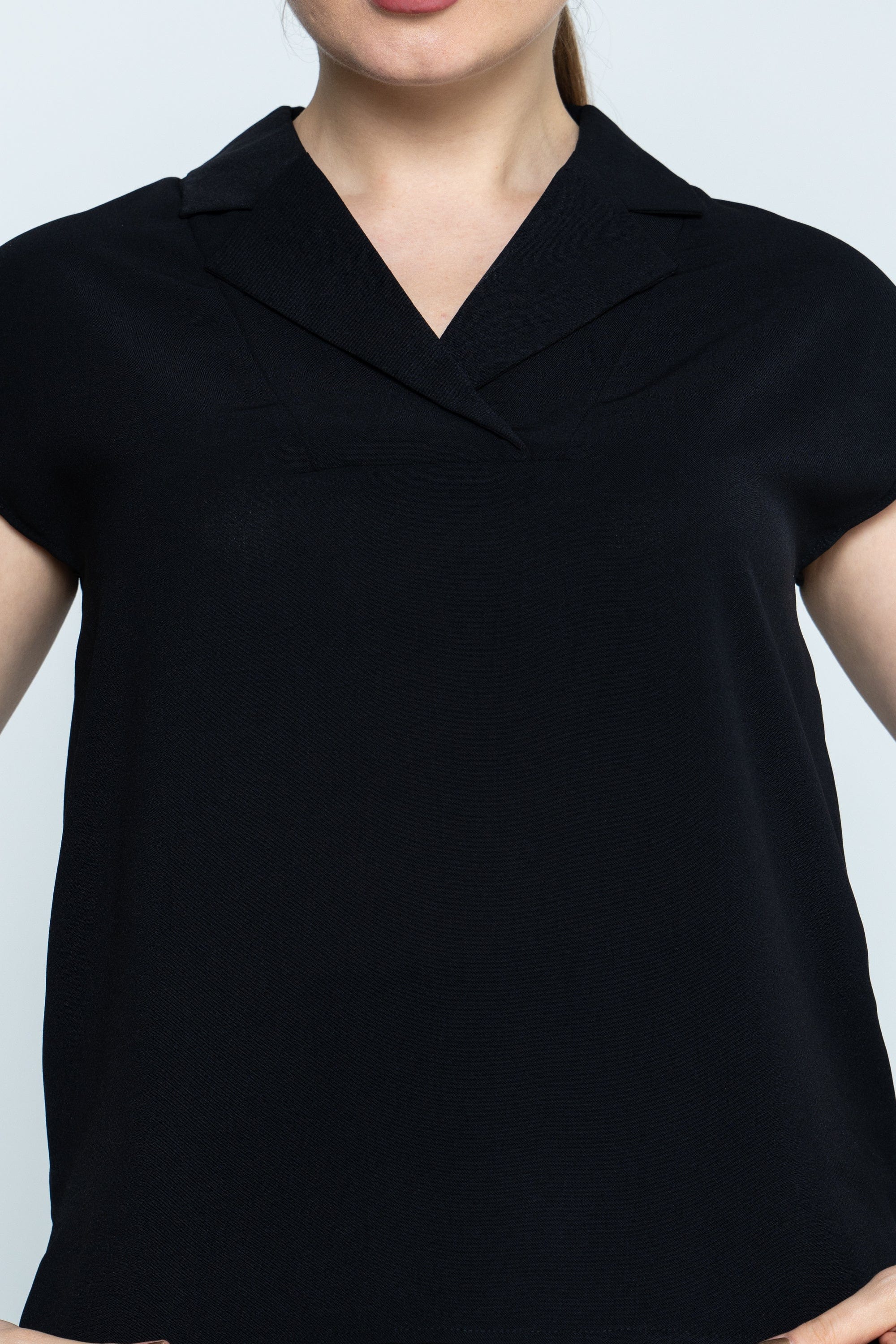 نتشي بلوزة سادة بفتحة V كم قصير