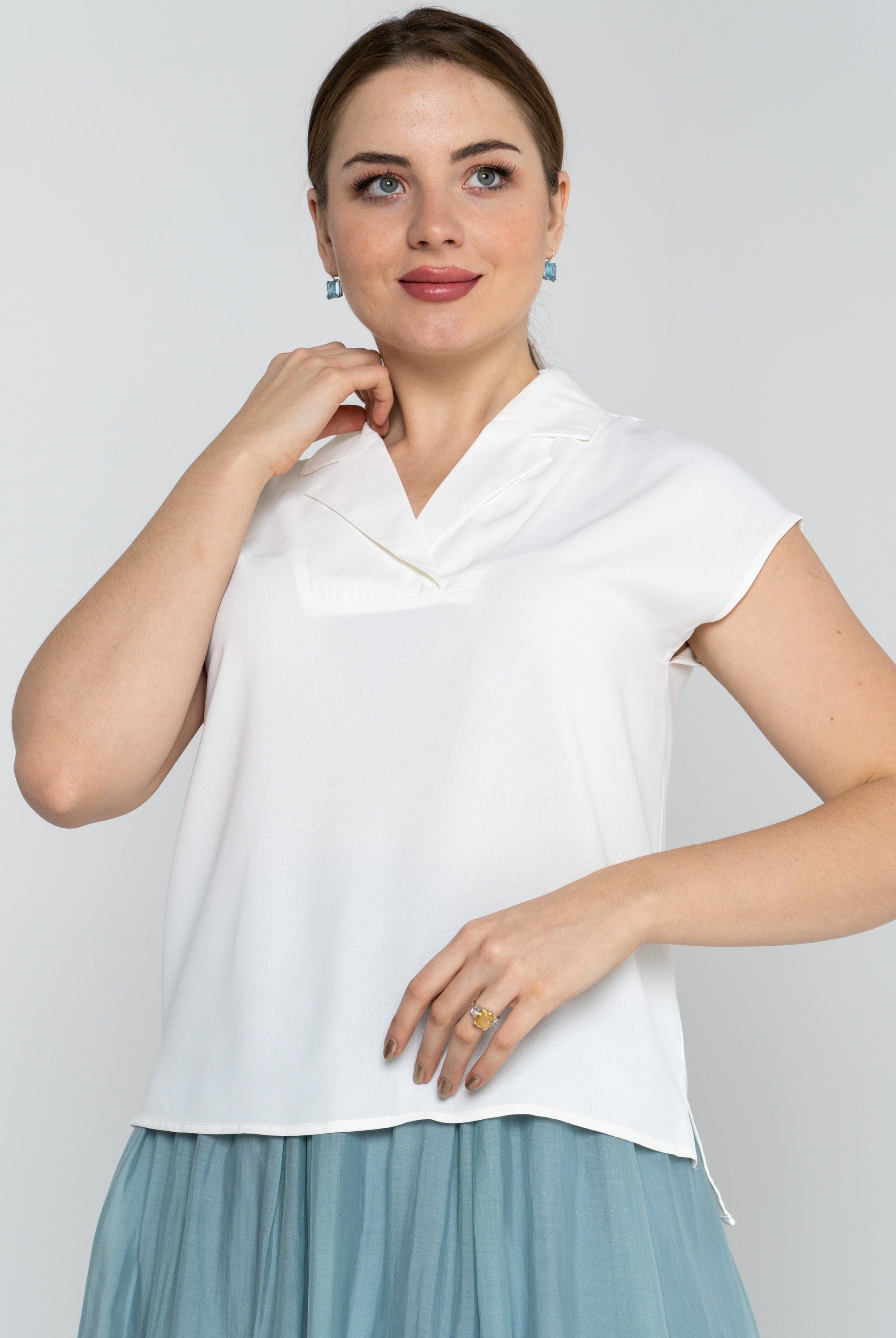 نتشي بلوزة سادة بفتحة V كم قصير