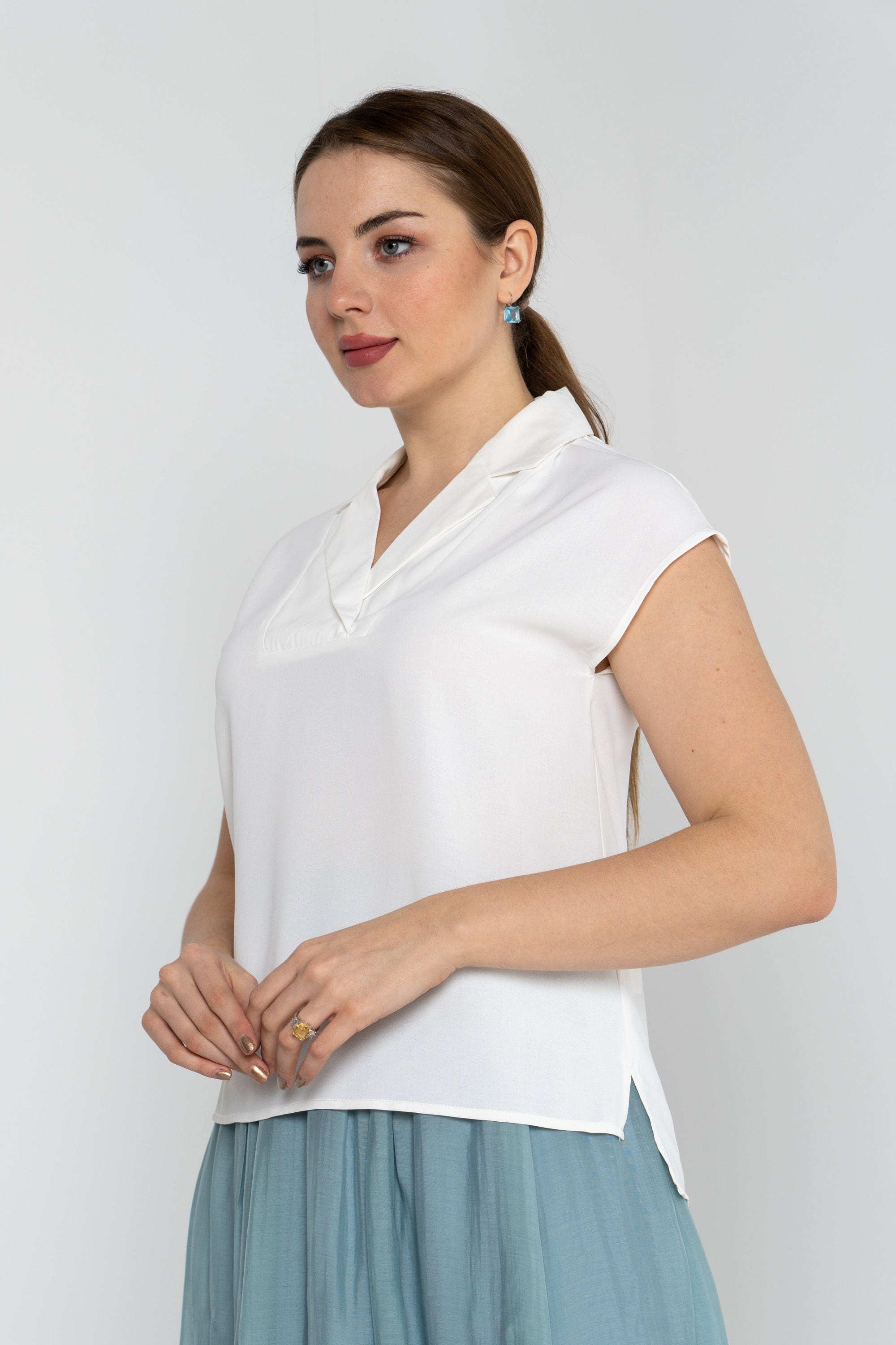 نتشي بلوزة سادة بفتحة V كم قصير