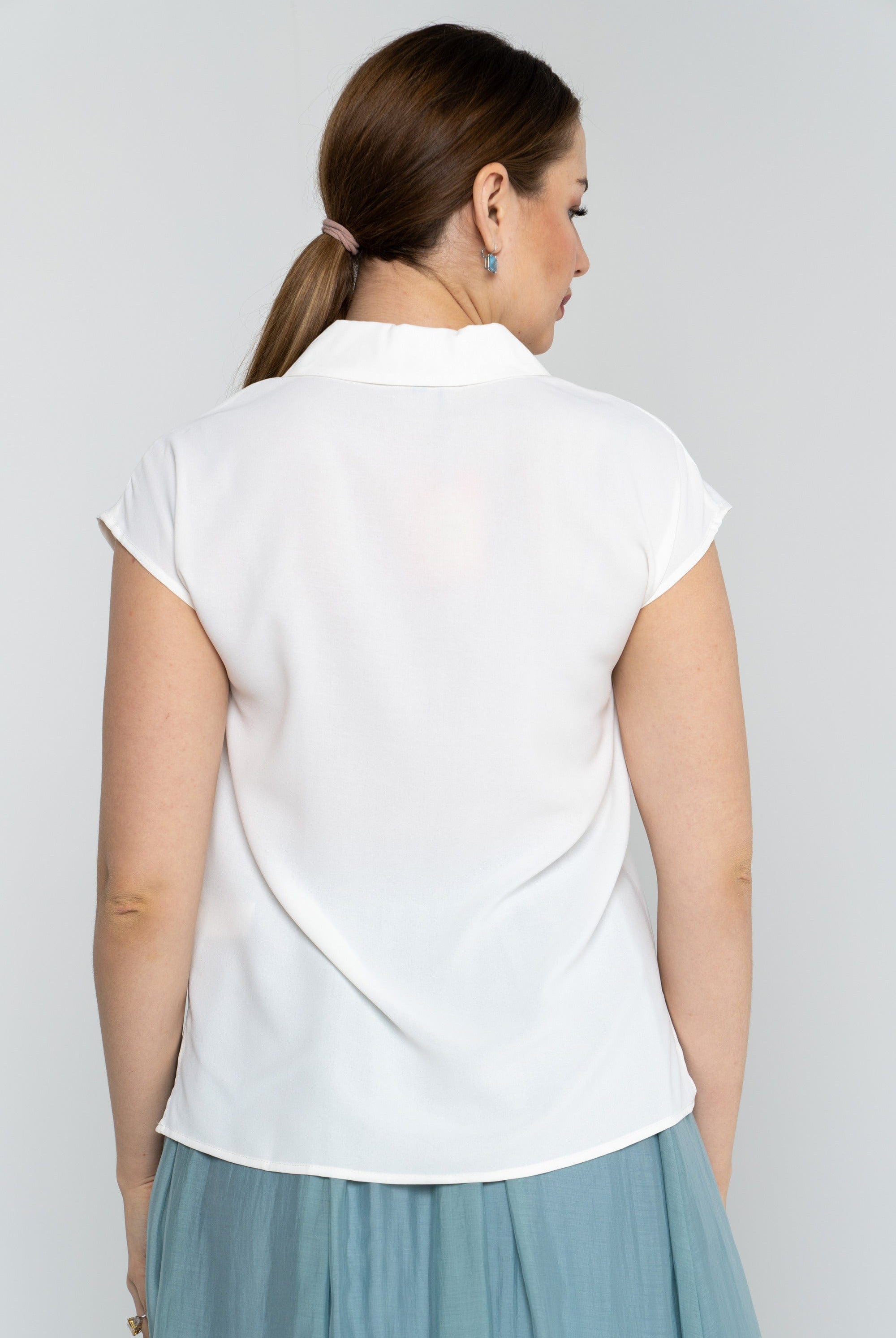 نتشي بلوزة سادة بفتحة V كم قصير