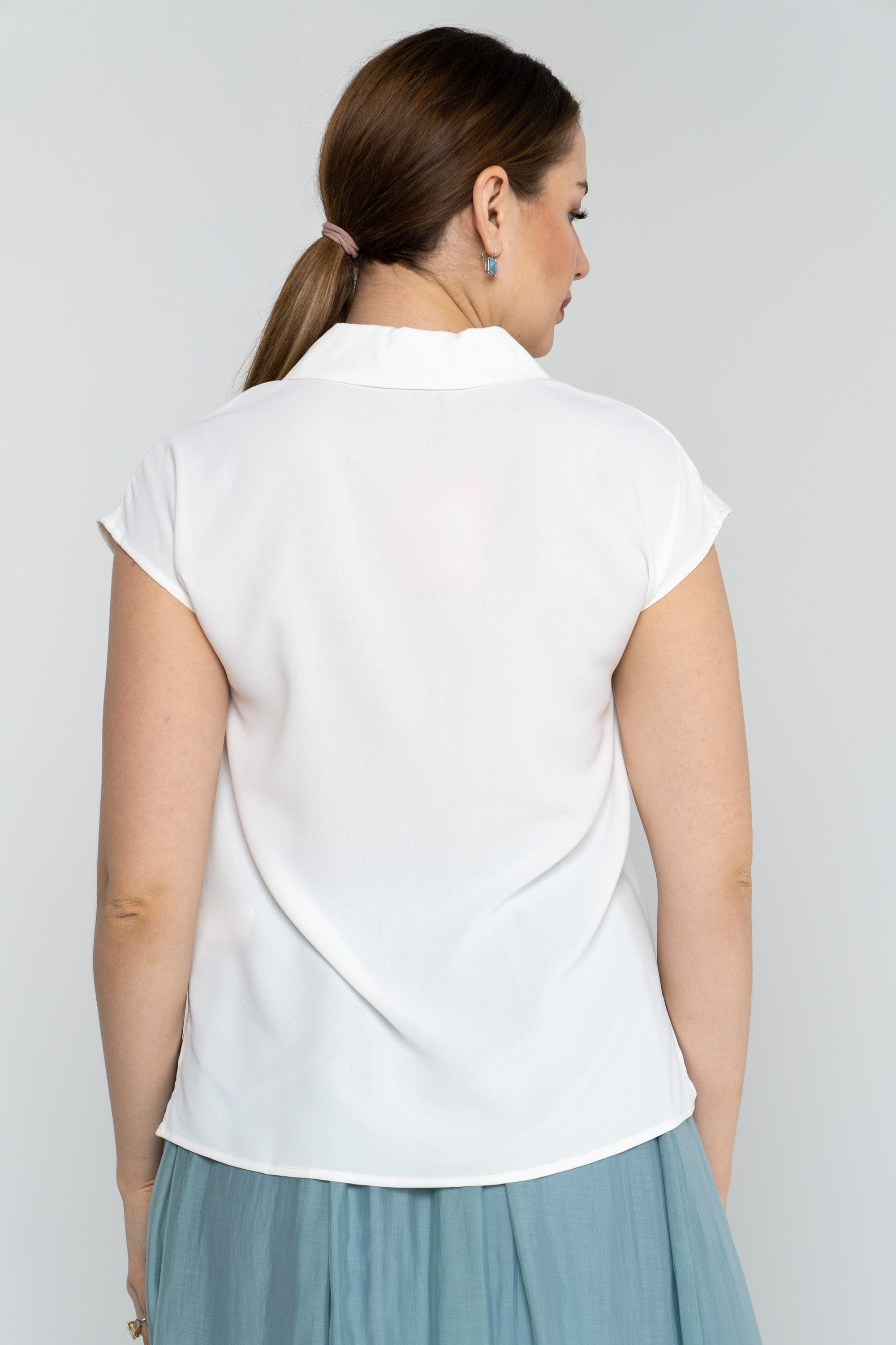 نتشي بلوزة سادة بفتحة V كم قصير