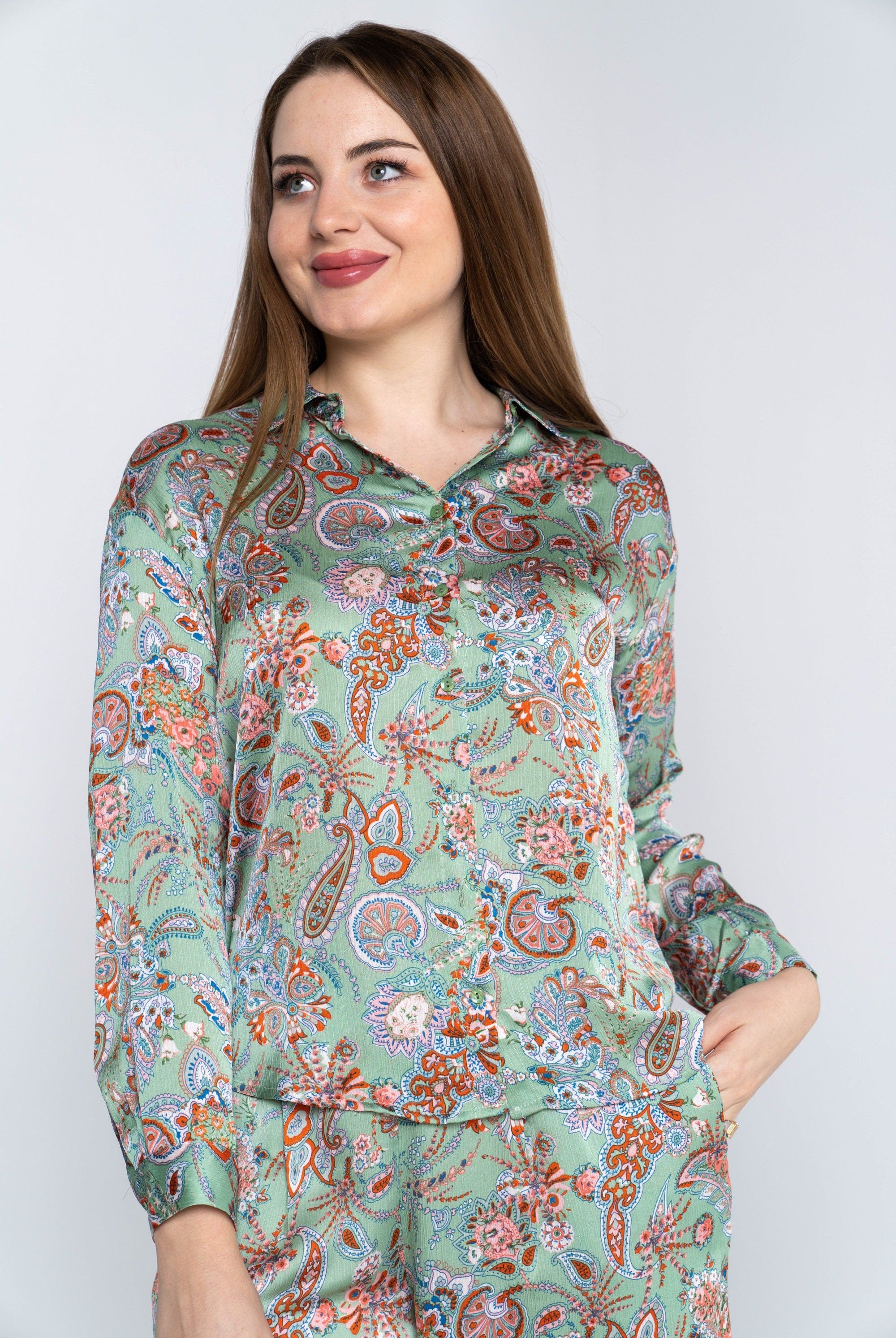 نتشي قميص نسائي مشجر بأكمام طويلة