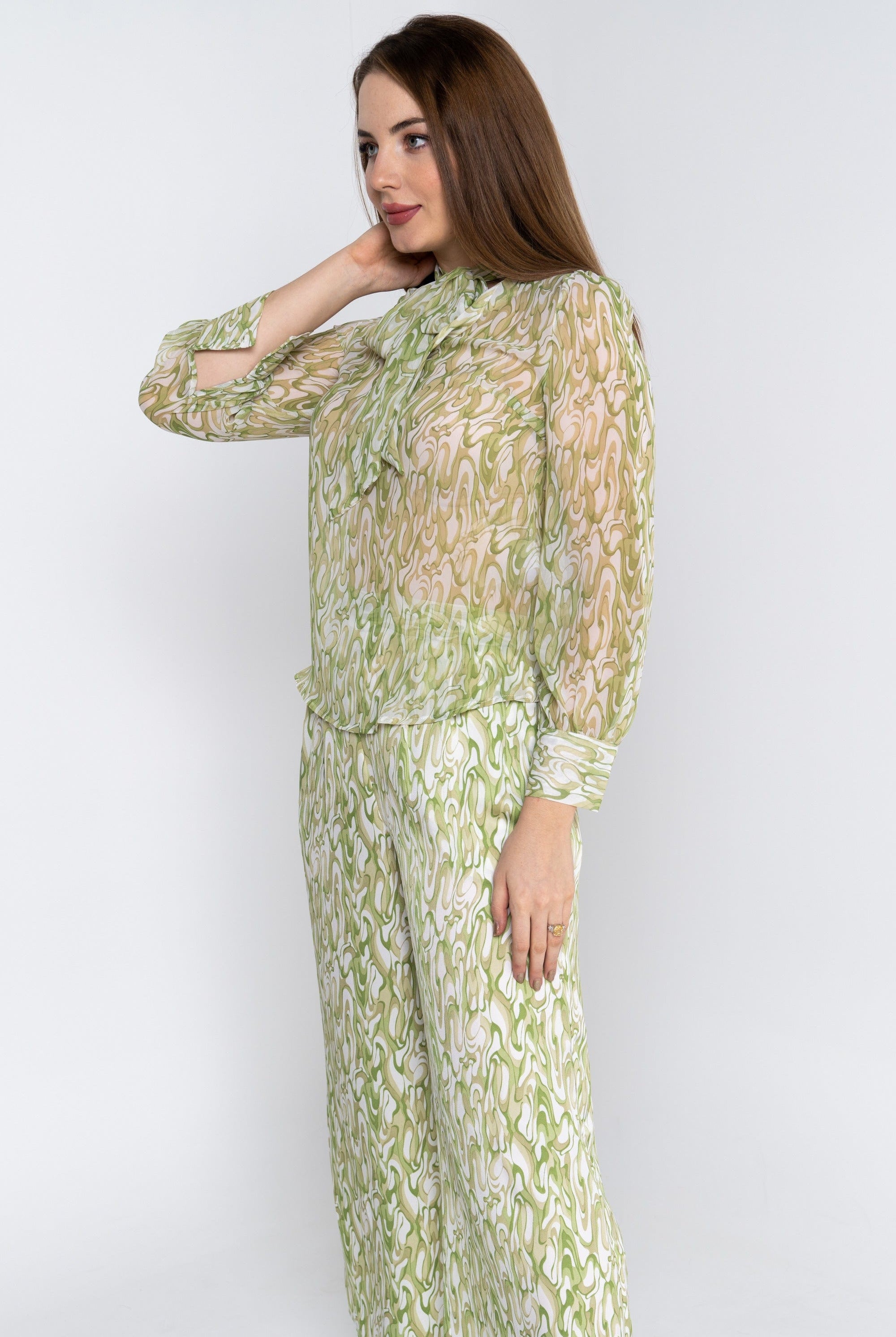 نتشي بلوزة بنقشة مموهة بربطة عنق كم طويل