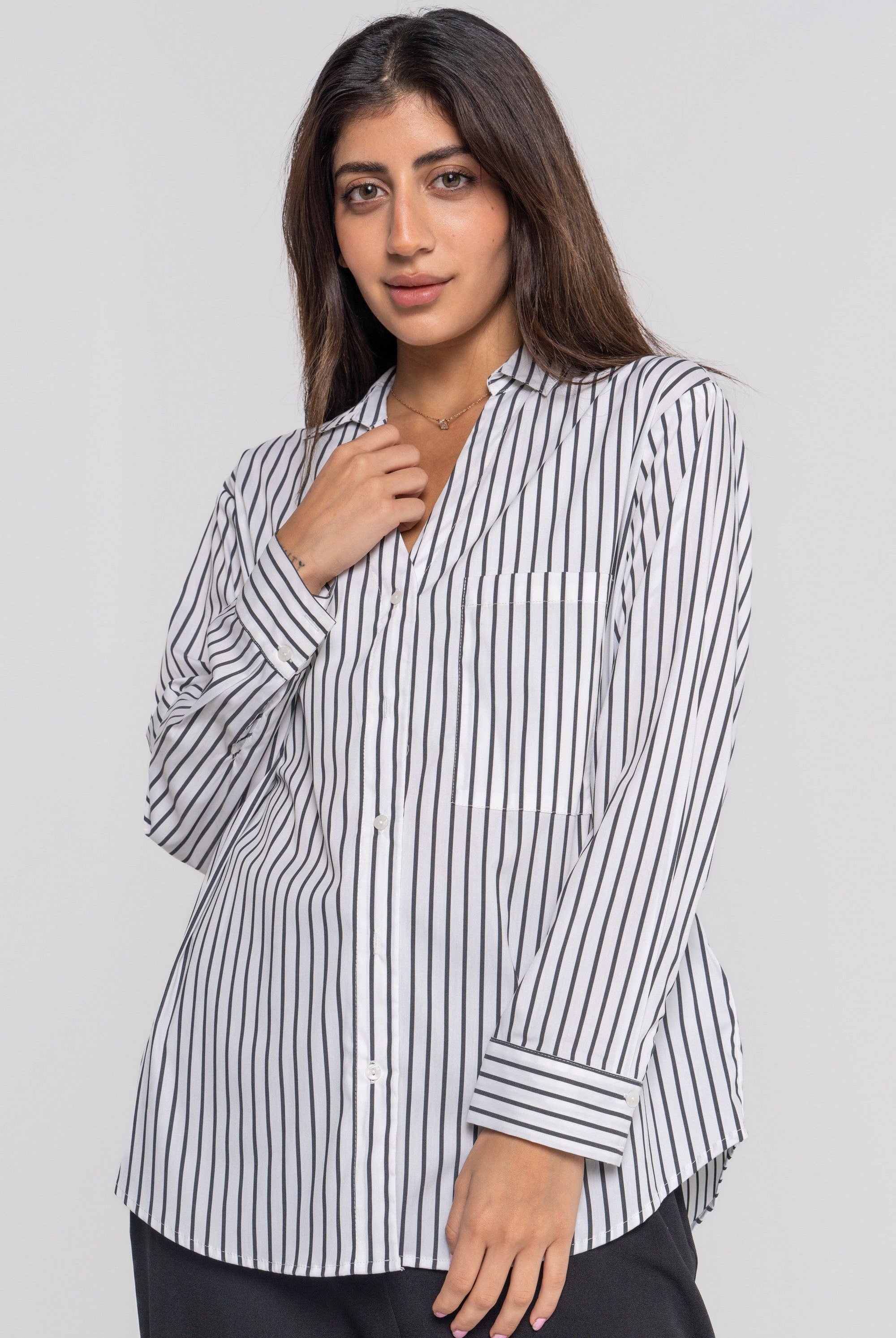 نتشي قميص نسائي مخطط بجيب على الصدر بأكمام طويلة