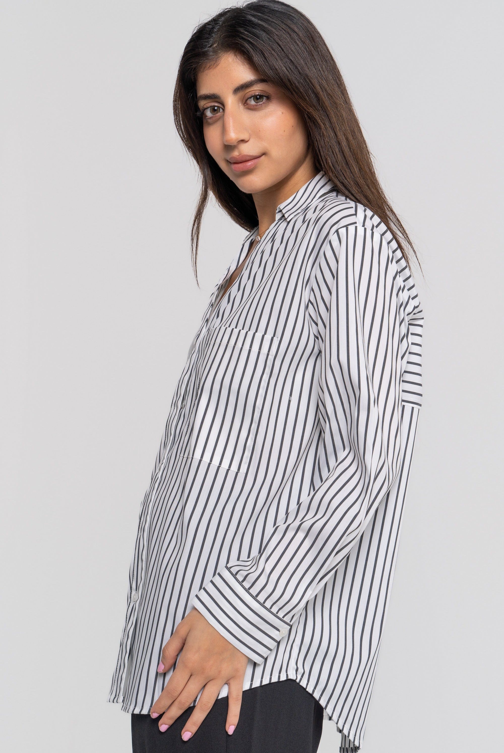 نتشي قميص نسائي مخطط بجيب على الصدر بأكمام طويلة