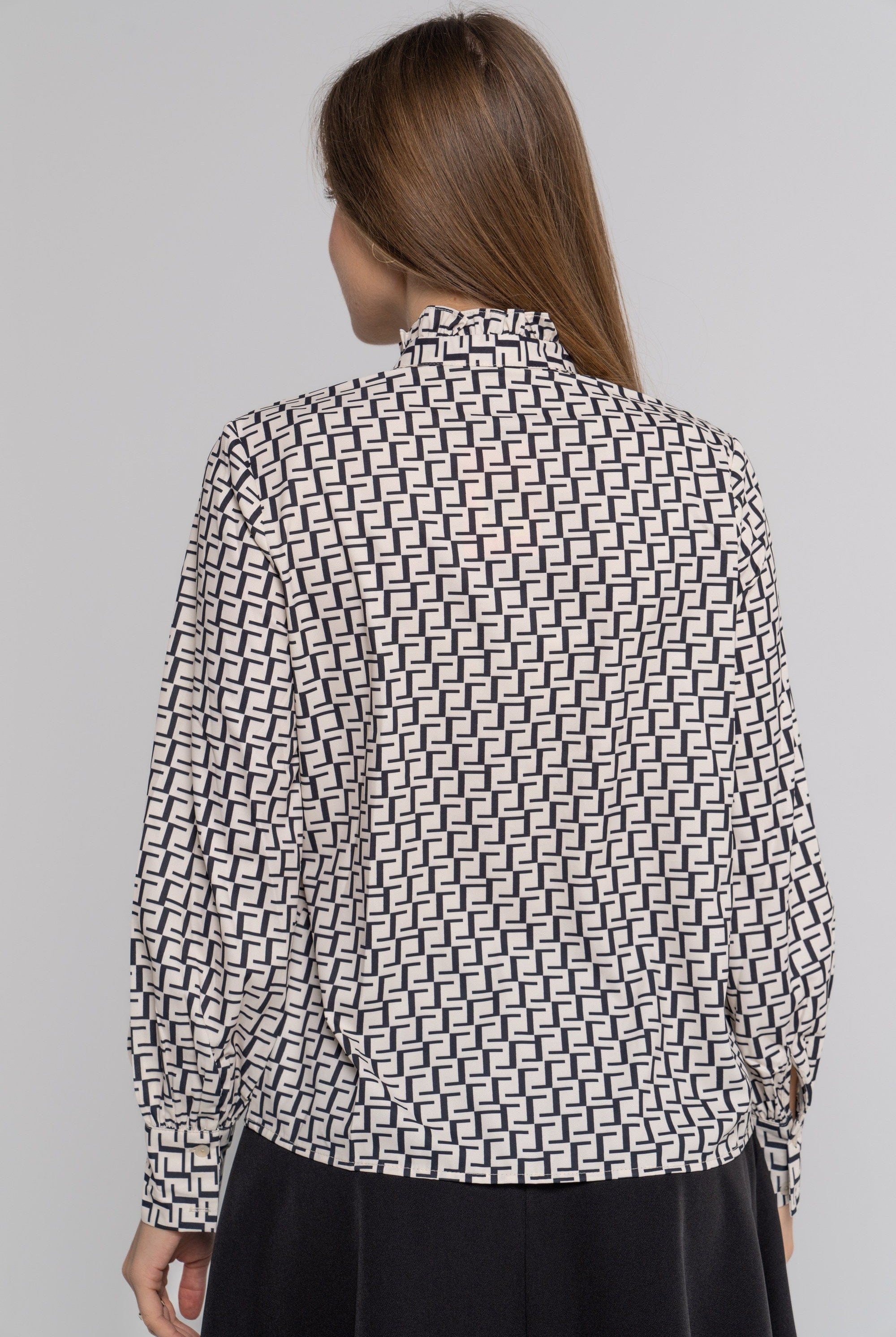 نتشي بلوزة نسائية بنمط بياقة مرتفعة بأكمام طويلة