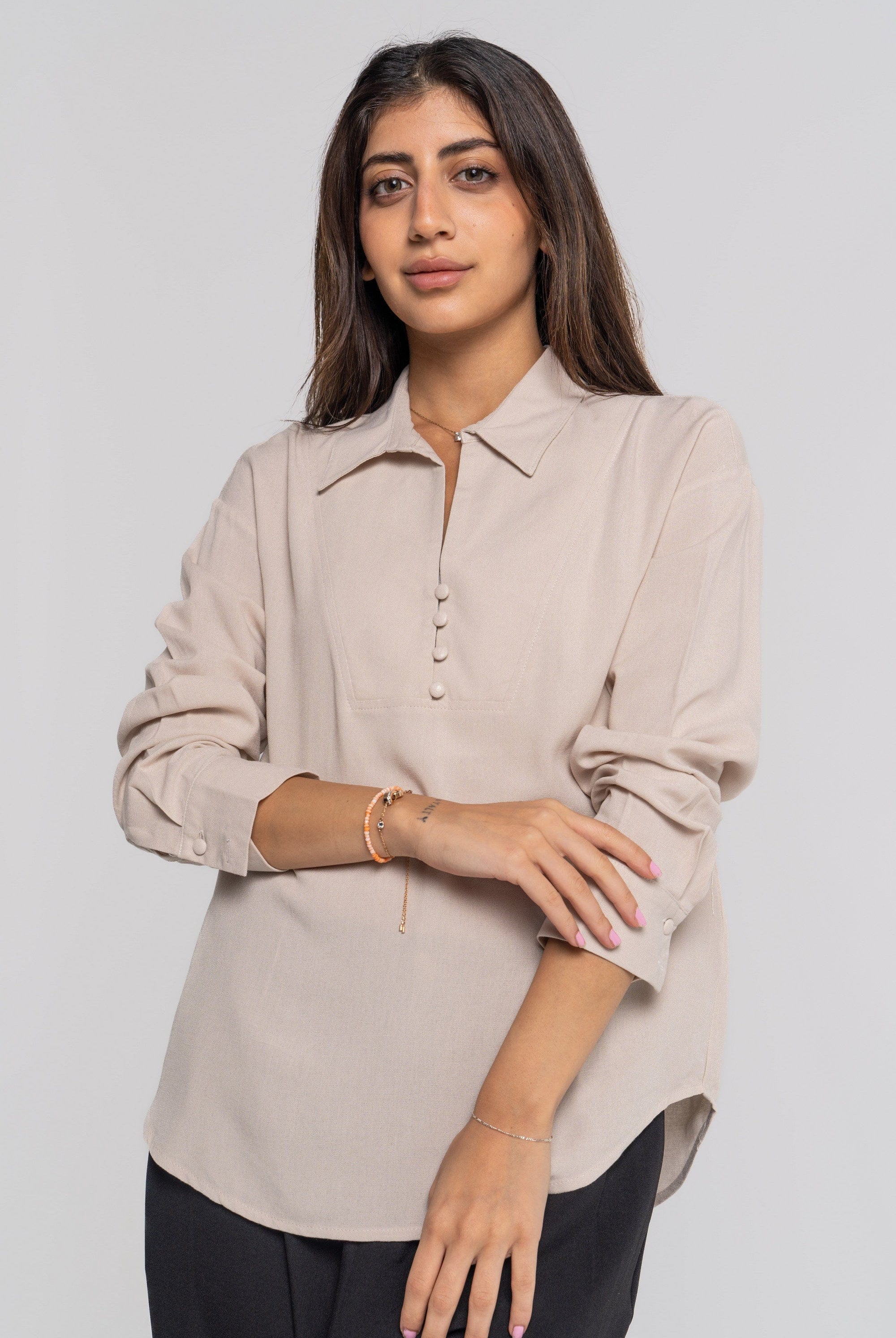 نتشي بلوزة سادة واسعة كم طويل