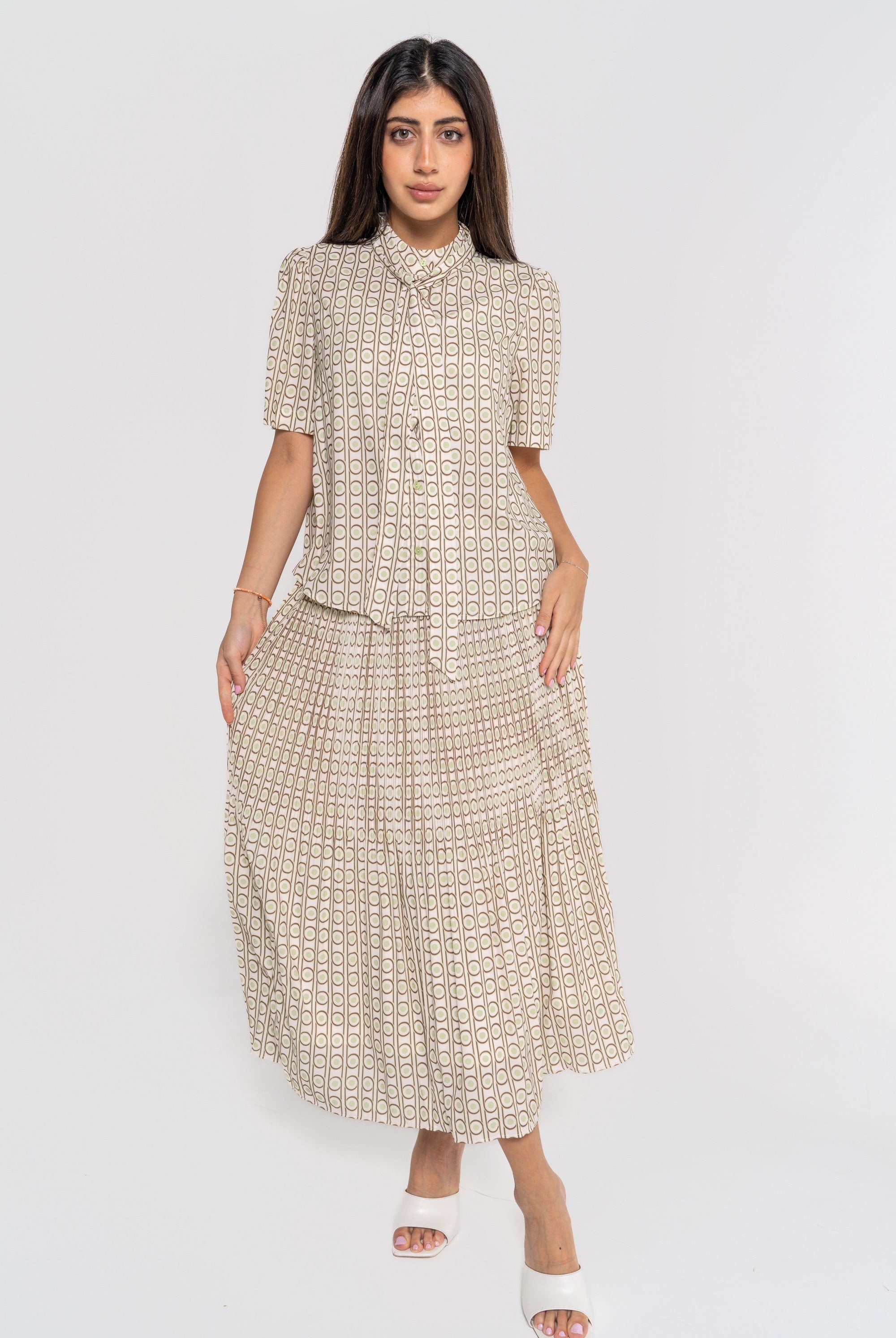 نتشي بلوزة منقوشة بربطة عنق كم قصير أخضر