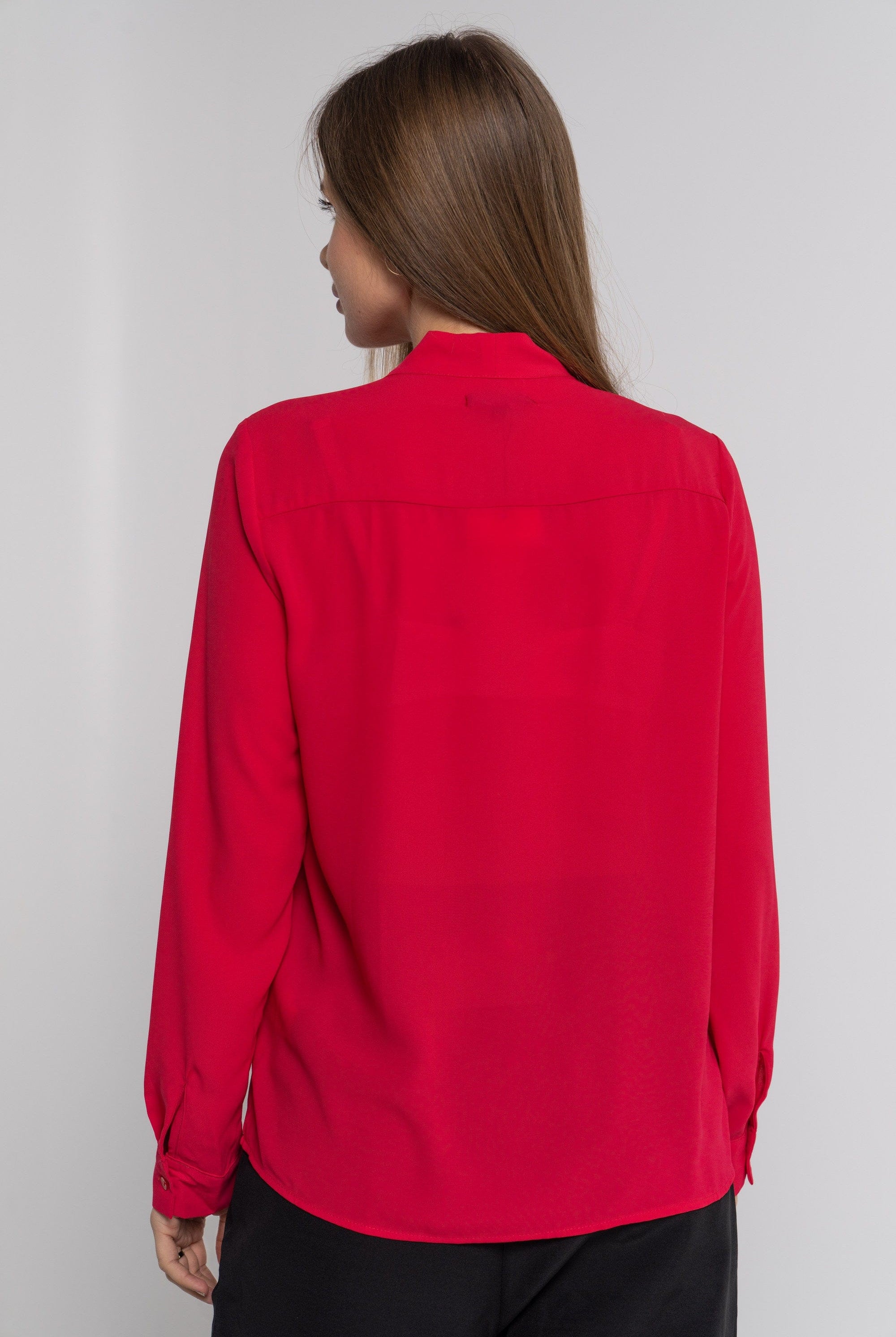 نتشي بلوزة سادة بكسرات أمامية وربطة عنق بأكمام طويلة