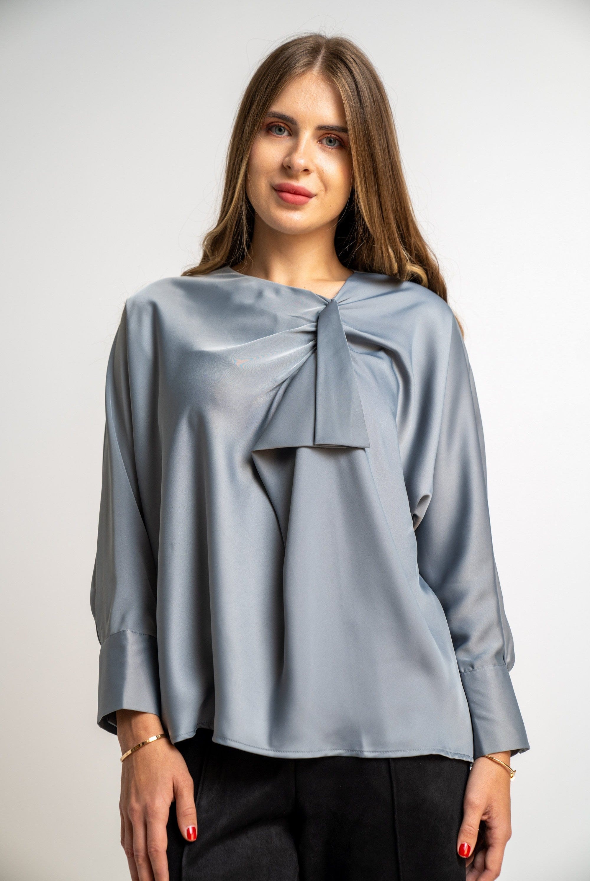 نتشي بلوزة سادة بكشكشة كم طويل نسائي