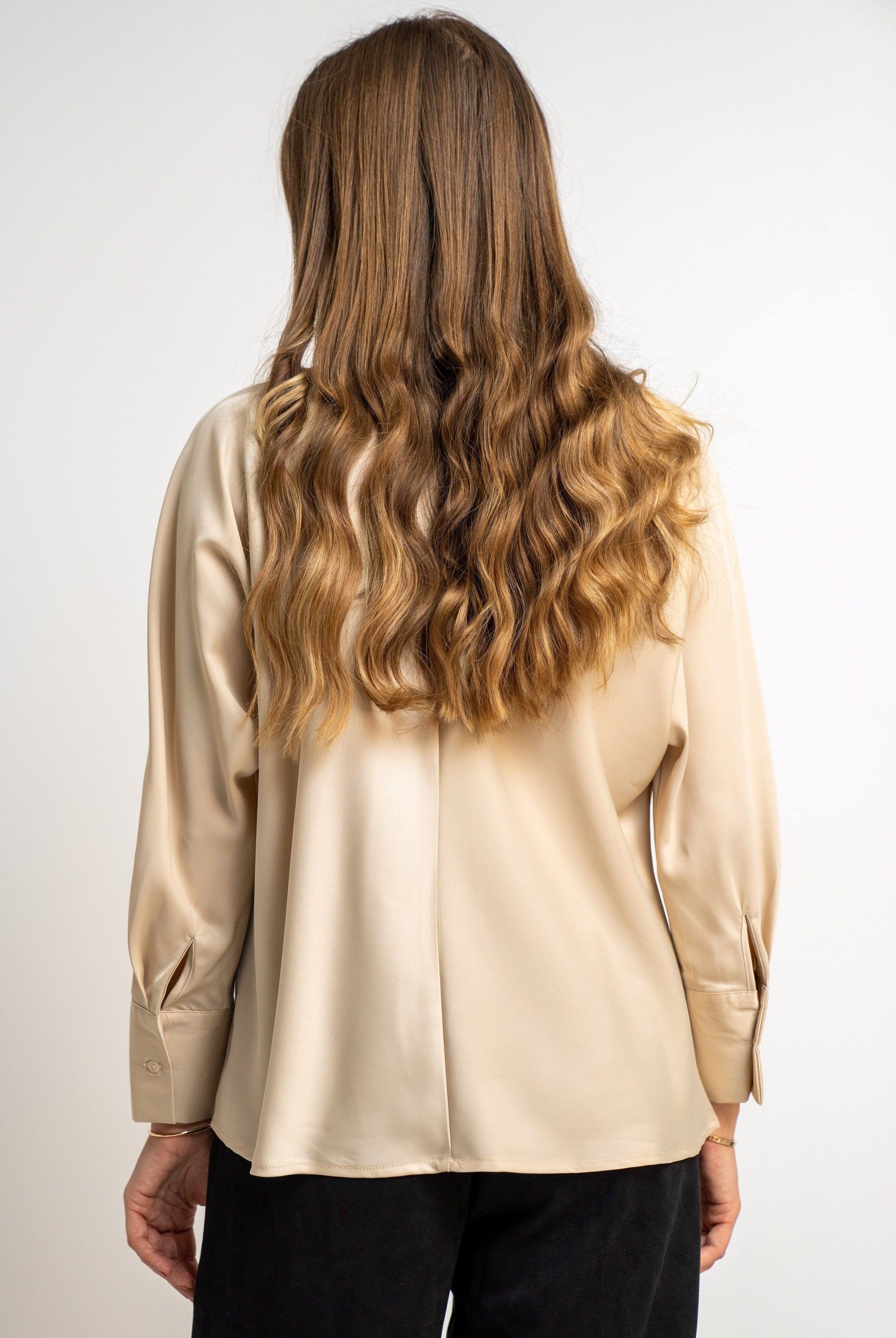 نتشي بلوزة سادة بكشكشة كم طويل نسائي