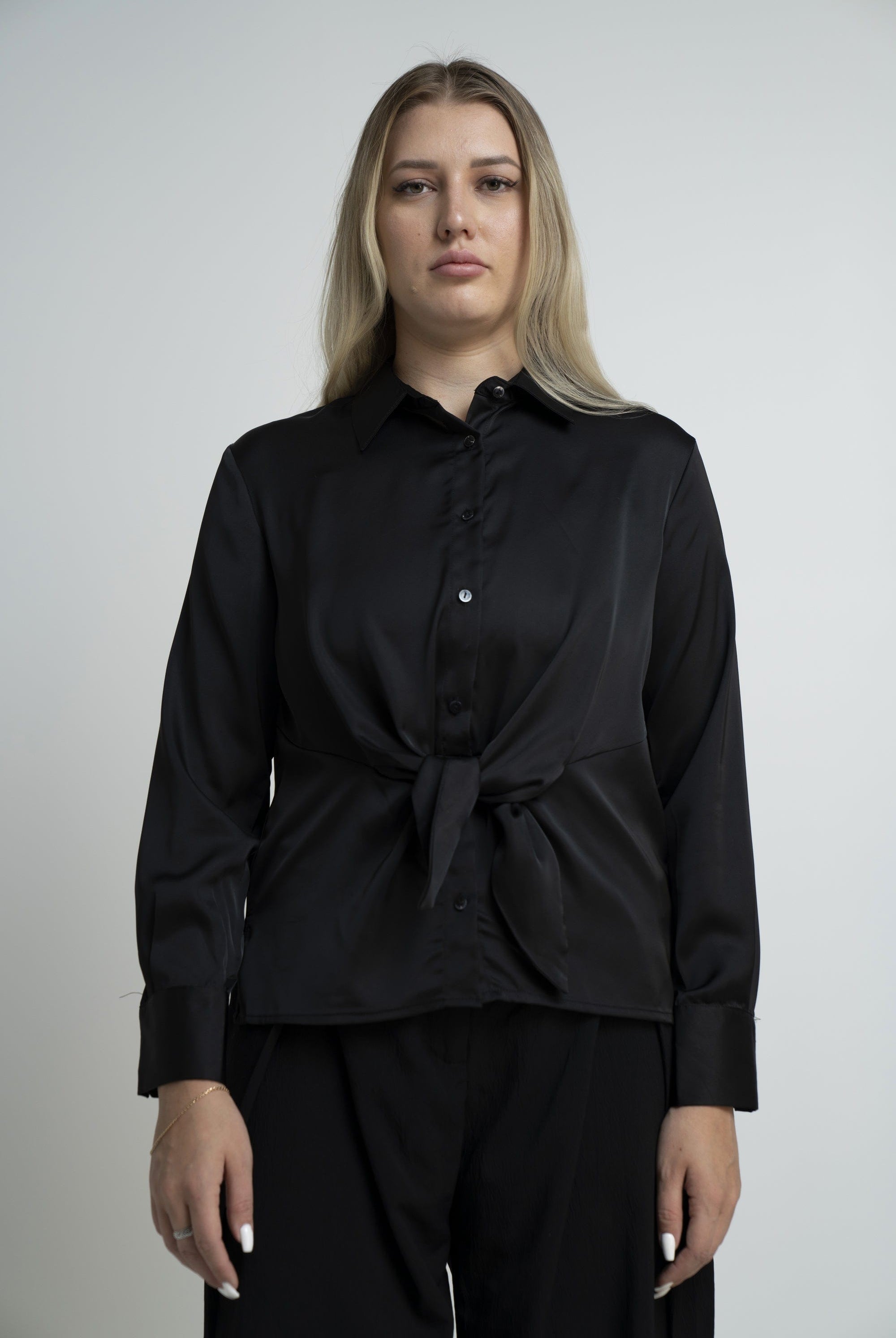 نتشي بلوزة سادة بأزرار أمامية كم طويل نسائي