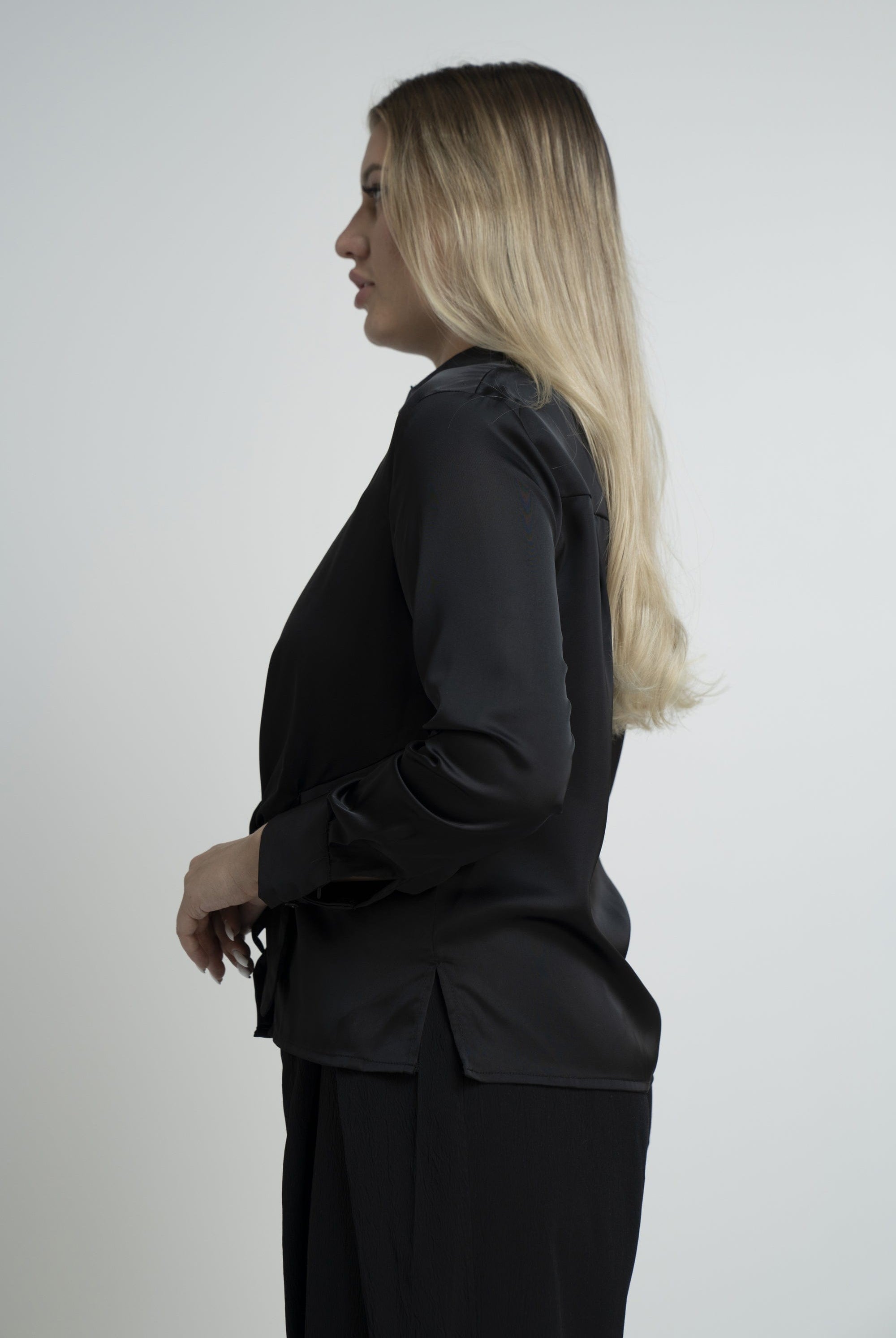 نتشي بلوزة سادة بأزرار أمامية كم طويل نسائي