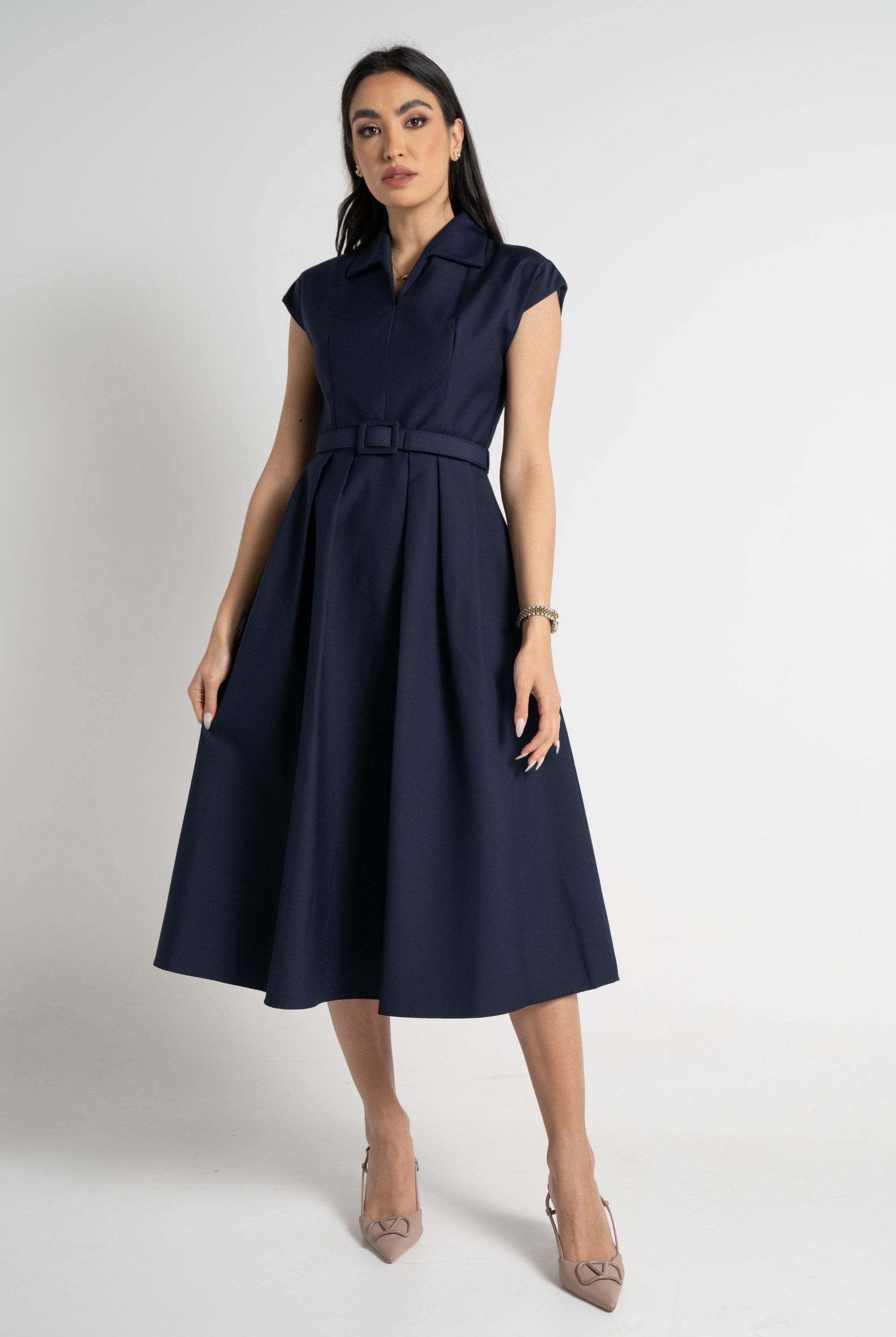 نتشي فستان ميدي بأكمام قصيرة بياقة عريضة