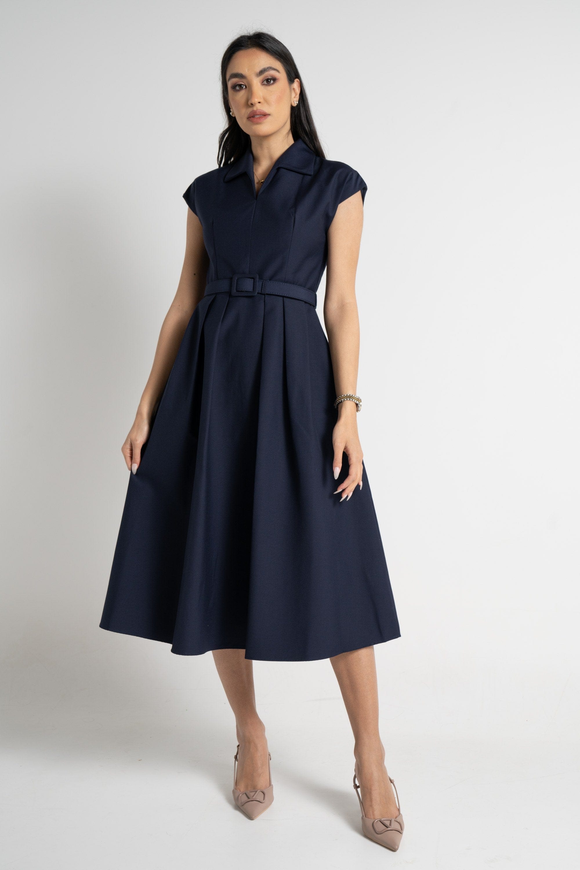 نتشي فستان ميدي بأكمام قصيرة بياقة عريضة