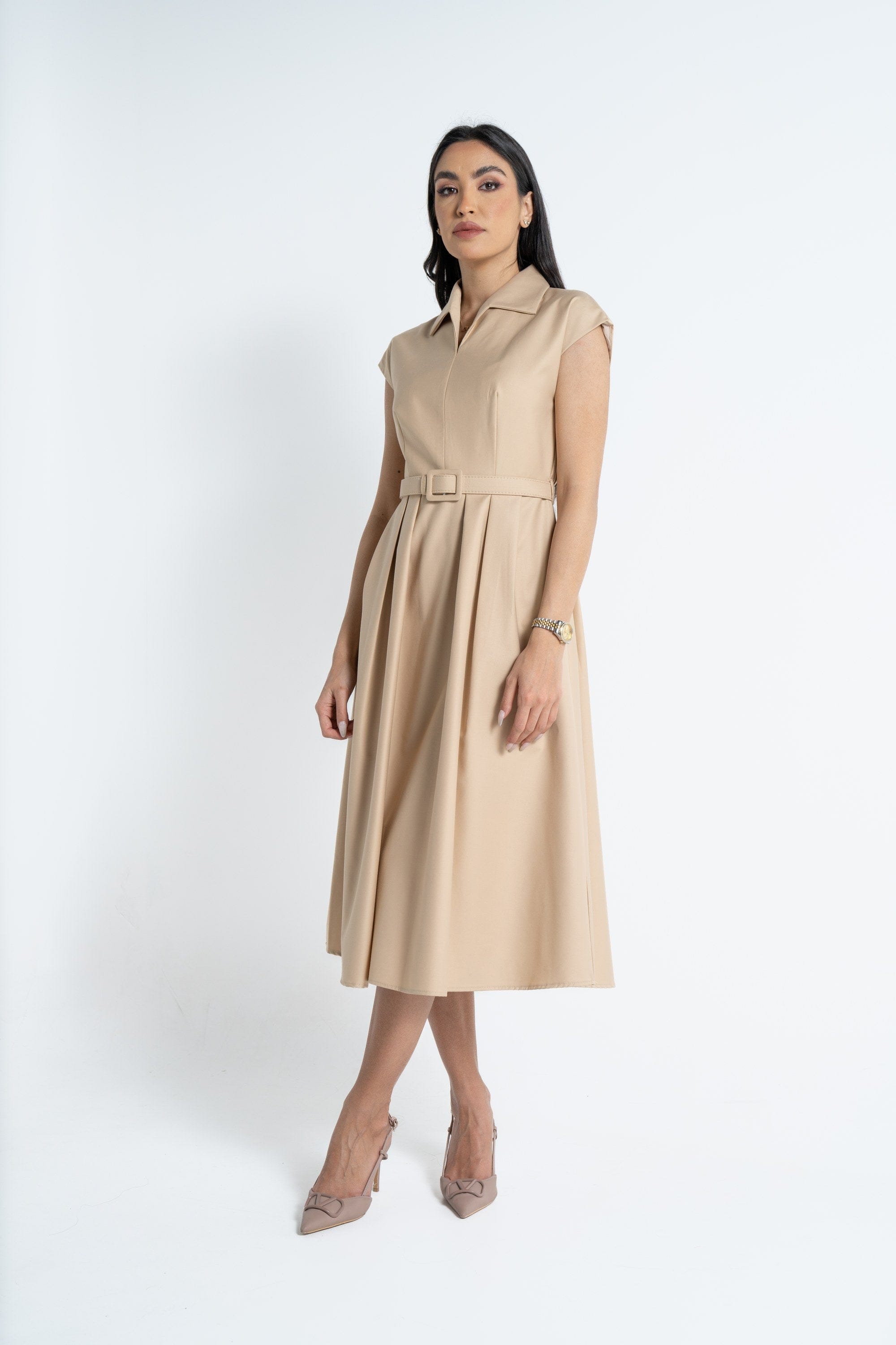 نتشي فستان ميدي بأكمام قصيرة بياقة عريضة