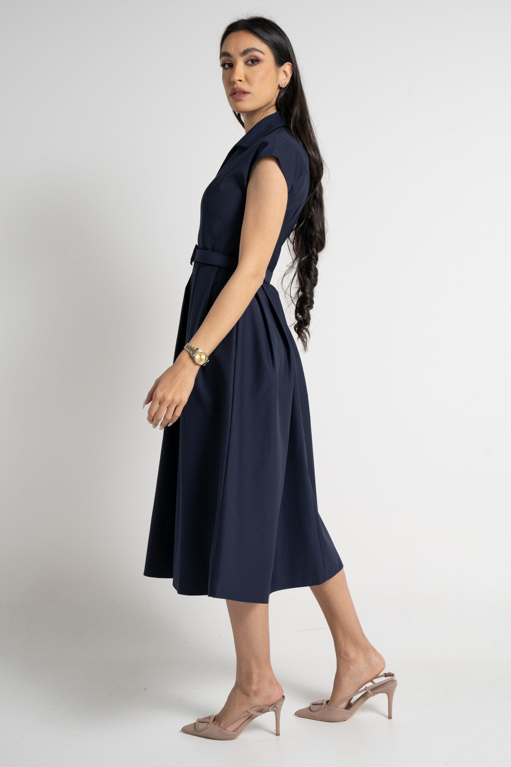 نتشي فستان ميدي بأكمام قصيرة بياقة عريضة