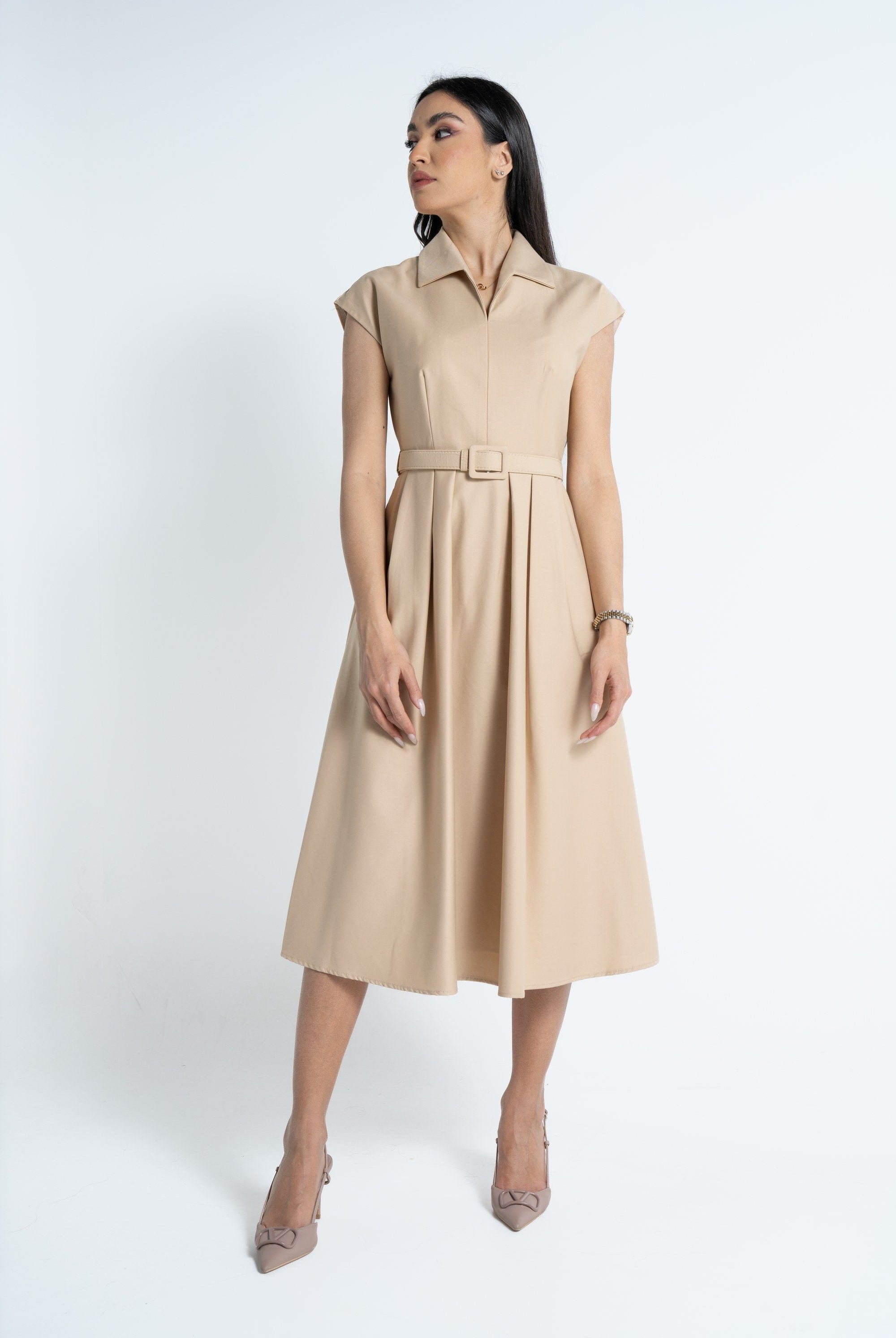 نتشي فستان ميدي بأكمام قصيرة بياقة عريضة