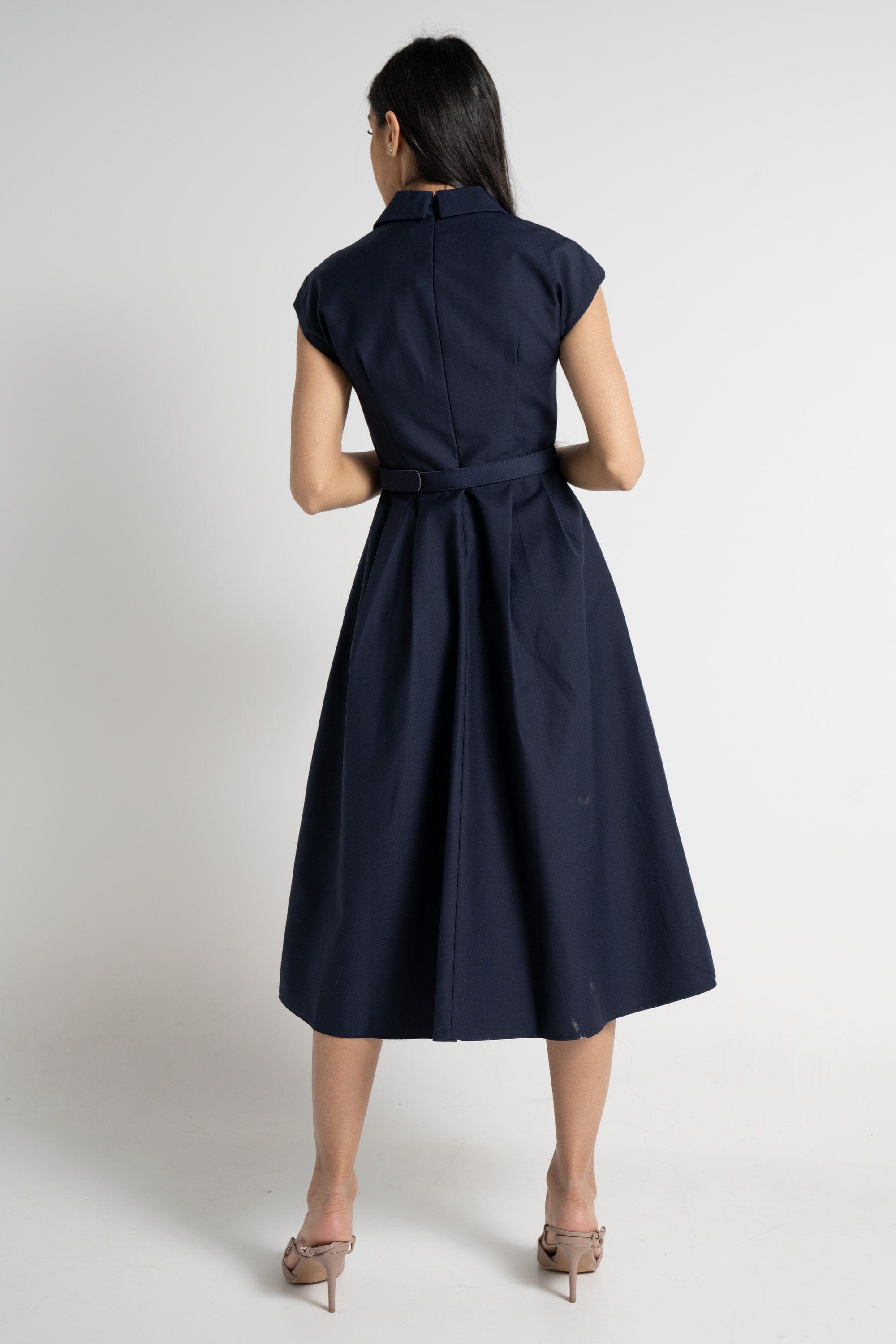 نتشي فستان ميدي بأكمام قصيرة بياقة عريضة