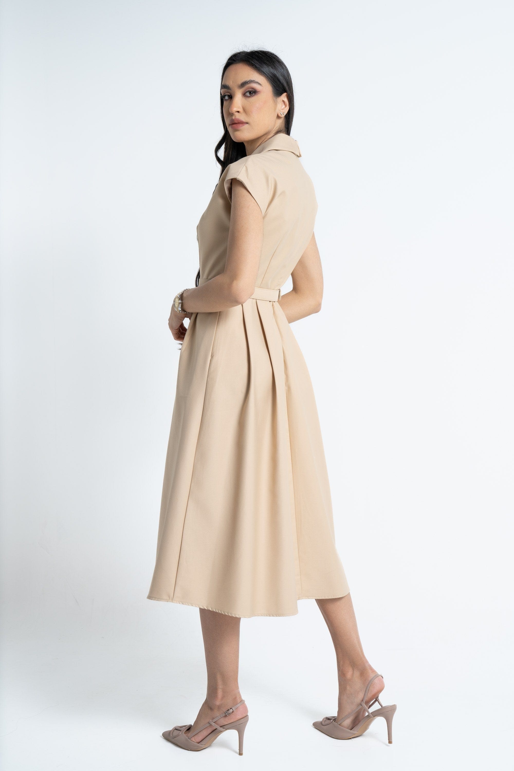 نتشي فستان ميدي بأكمام قصيرة بياقة عريضة