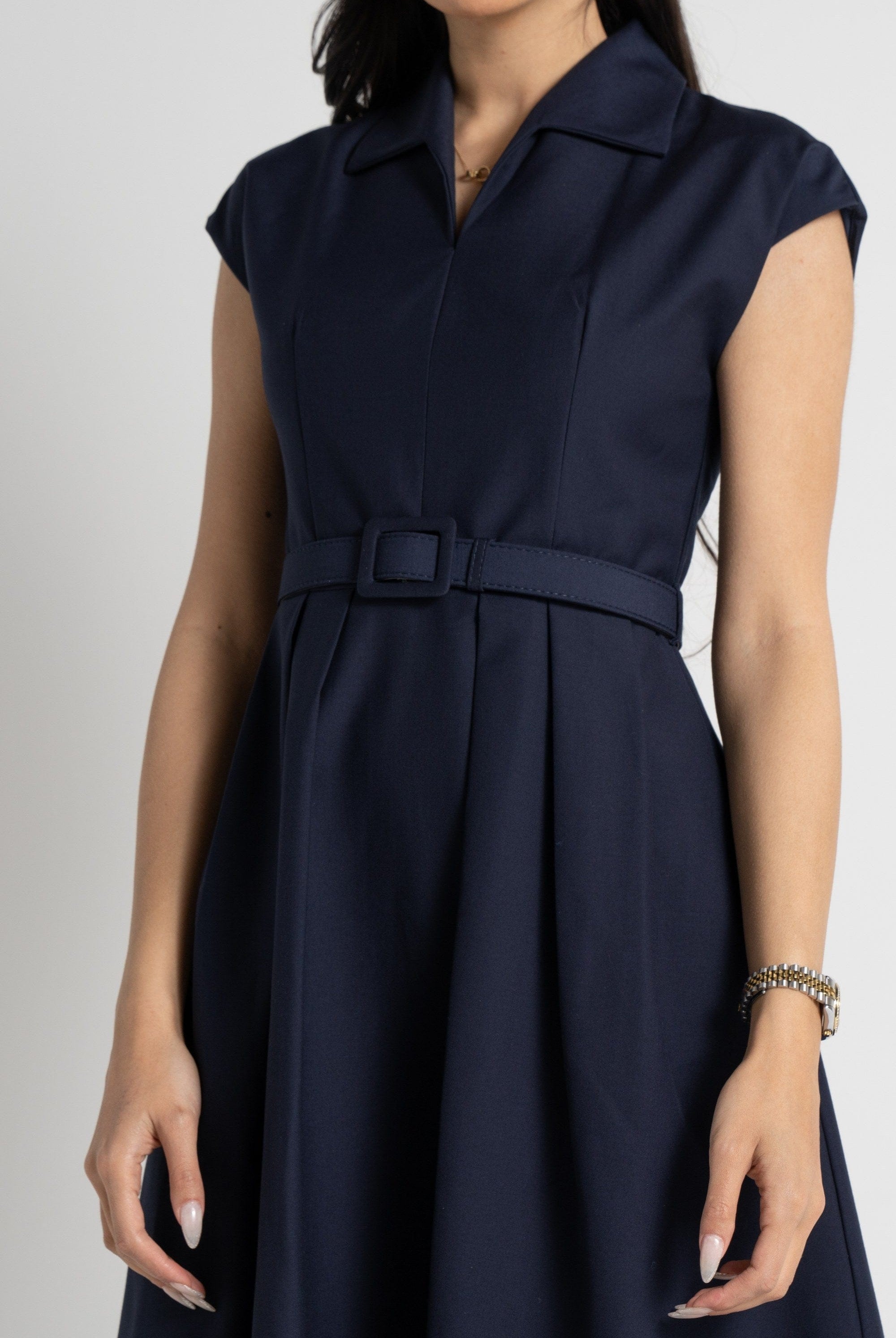 نتشي فستان ميدي بأكمام قصيرة بياقة عريضة