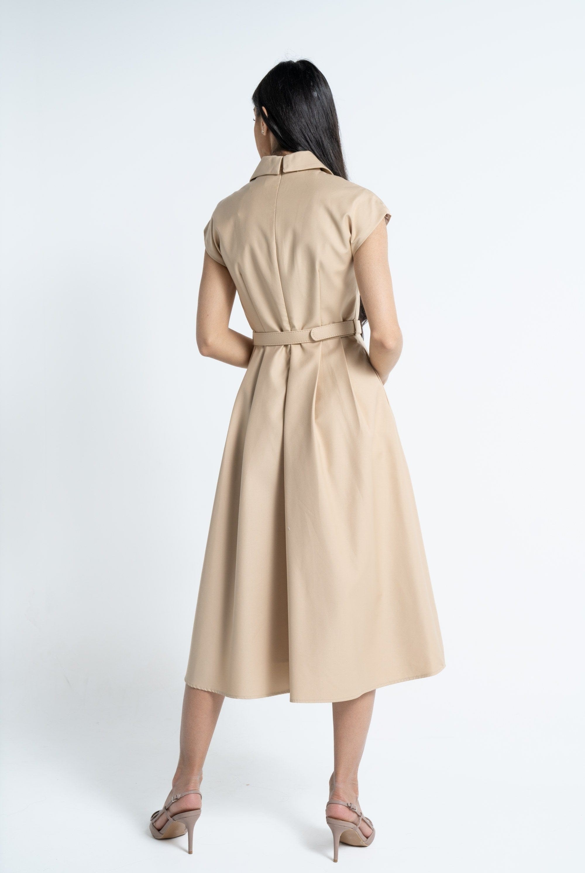 نتشي فستان ميدي بأكمام قصيرة بياقة عريضة