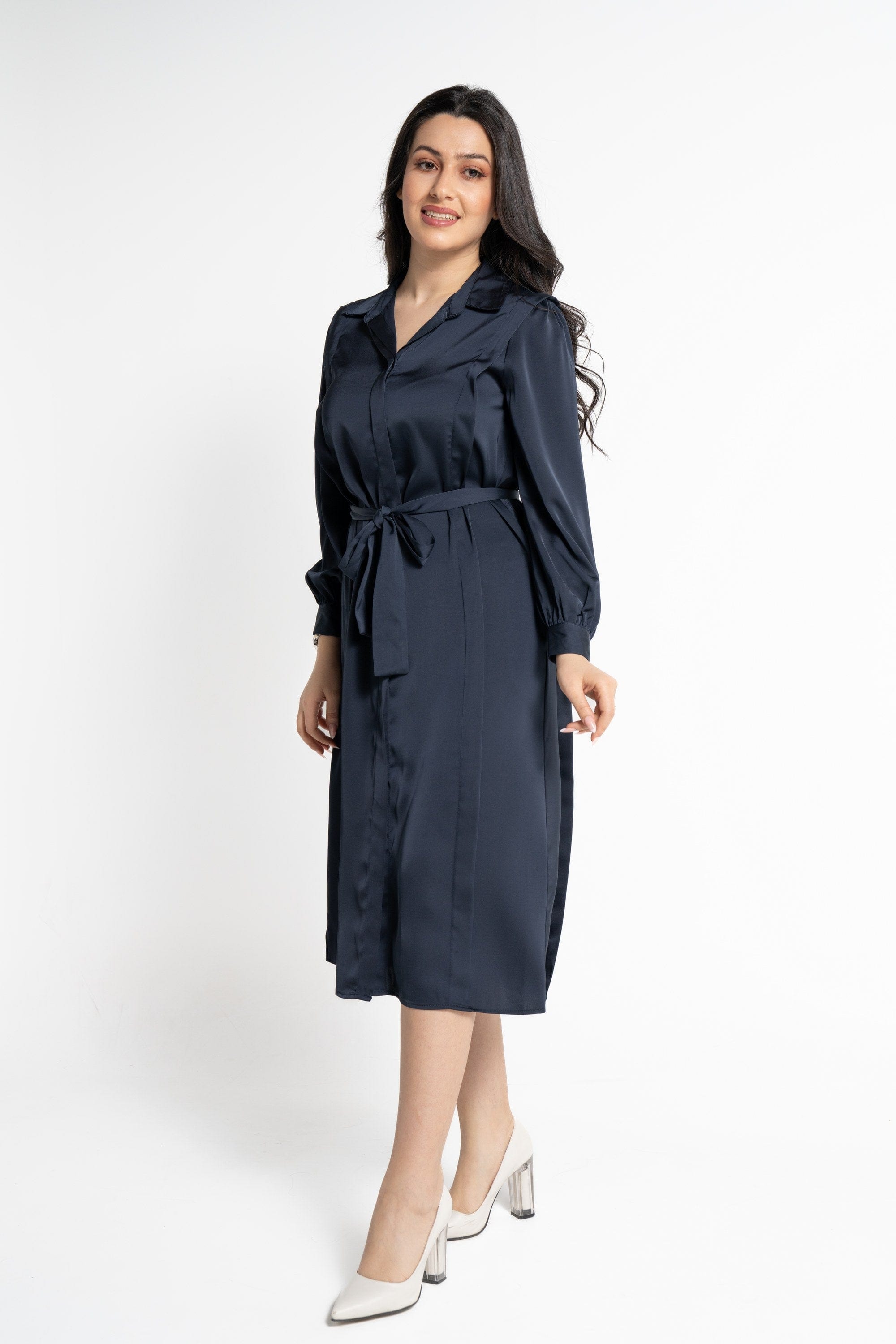 نتشي فستان ميدي بأكمام طويلة سادة برباط على الخصر