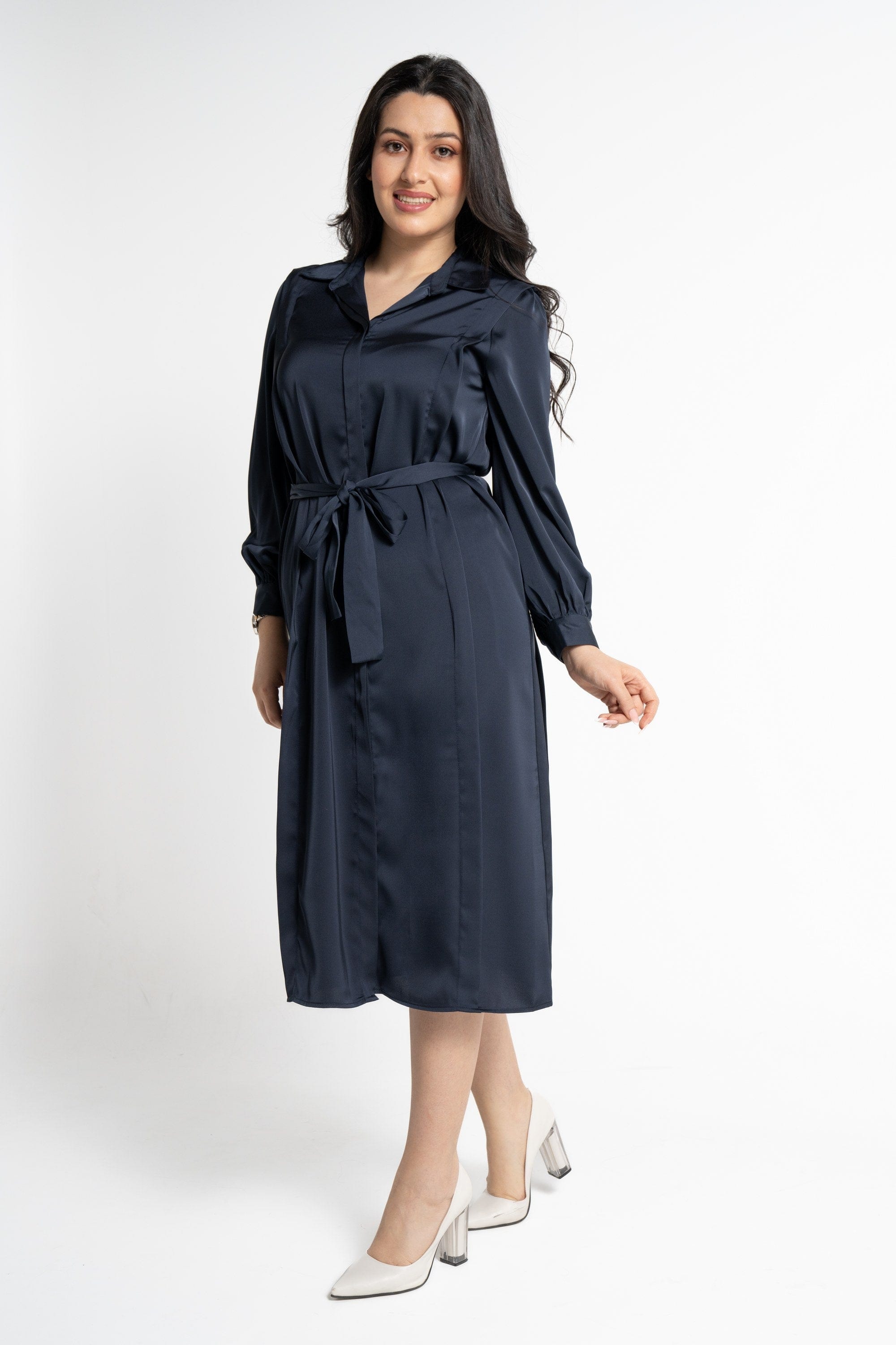 نتشي فستان ميدي بأكمام طويلة سادة برباط على الخصر