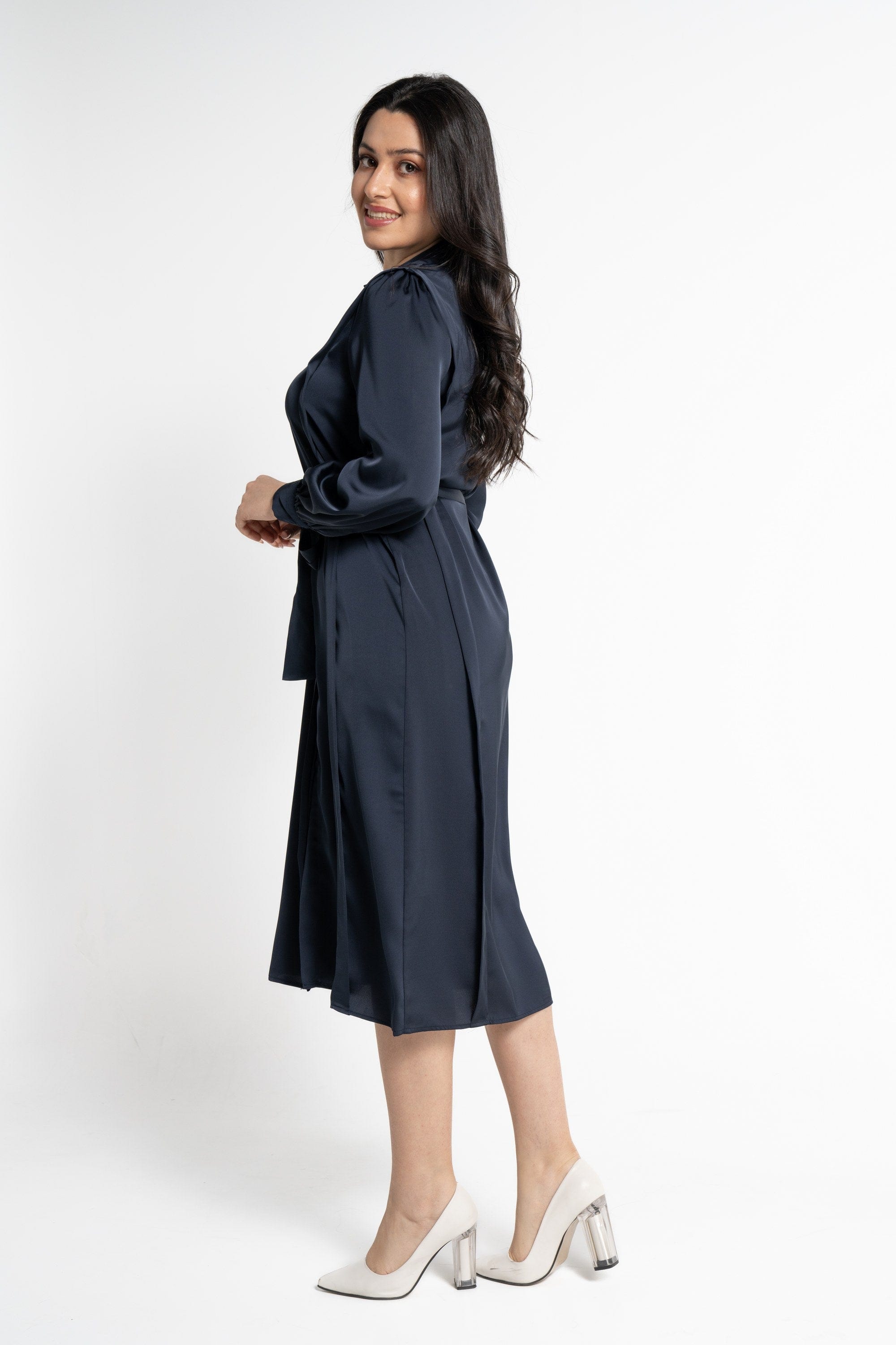 نتشي فستان ميدي بأكمام طويلة سادة برباط على الخصر