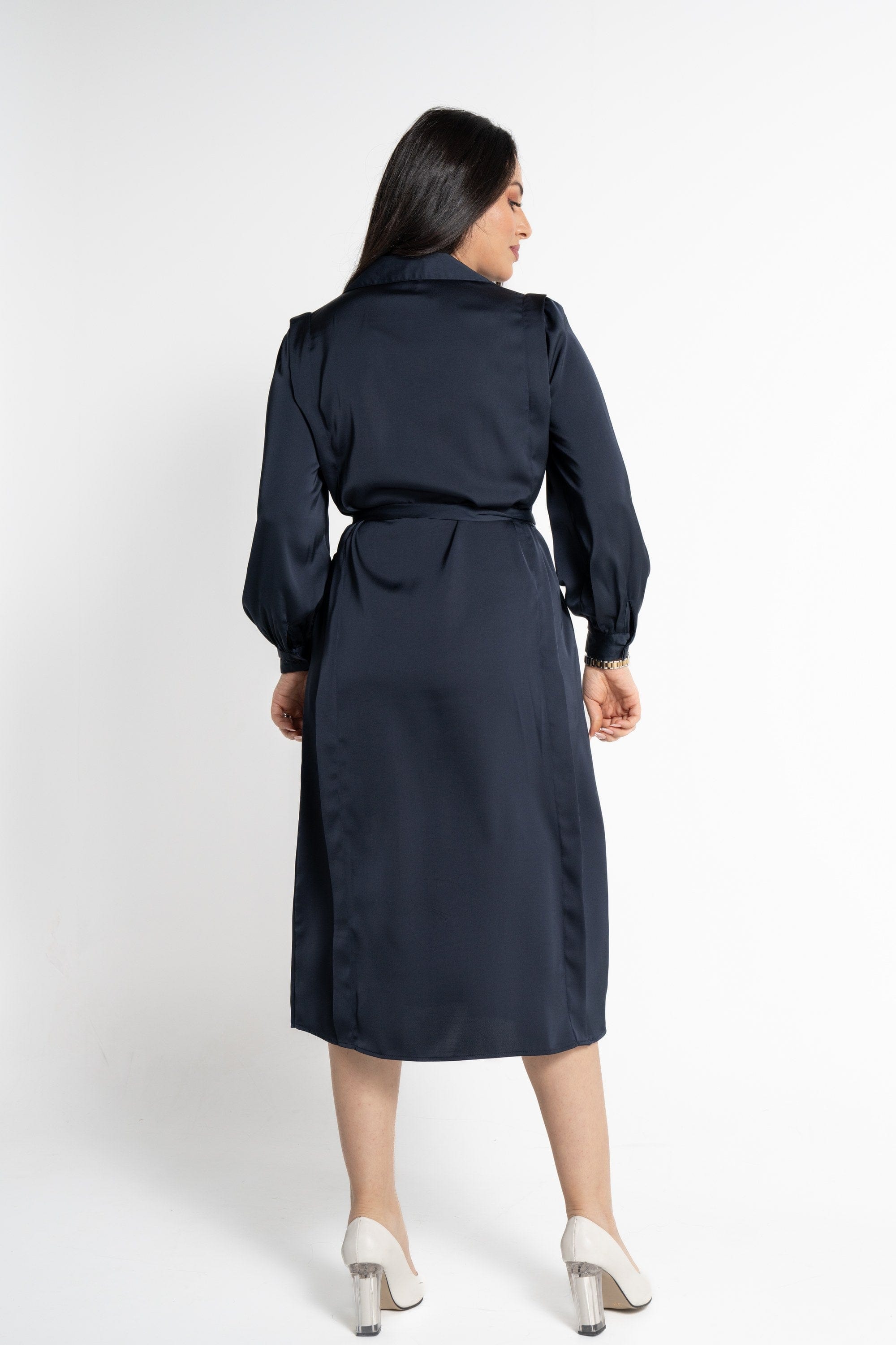 نتشي فستان ميدي بأكمام طويلة سادة برباط على الخصر