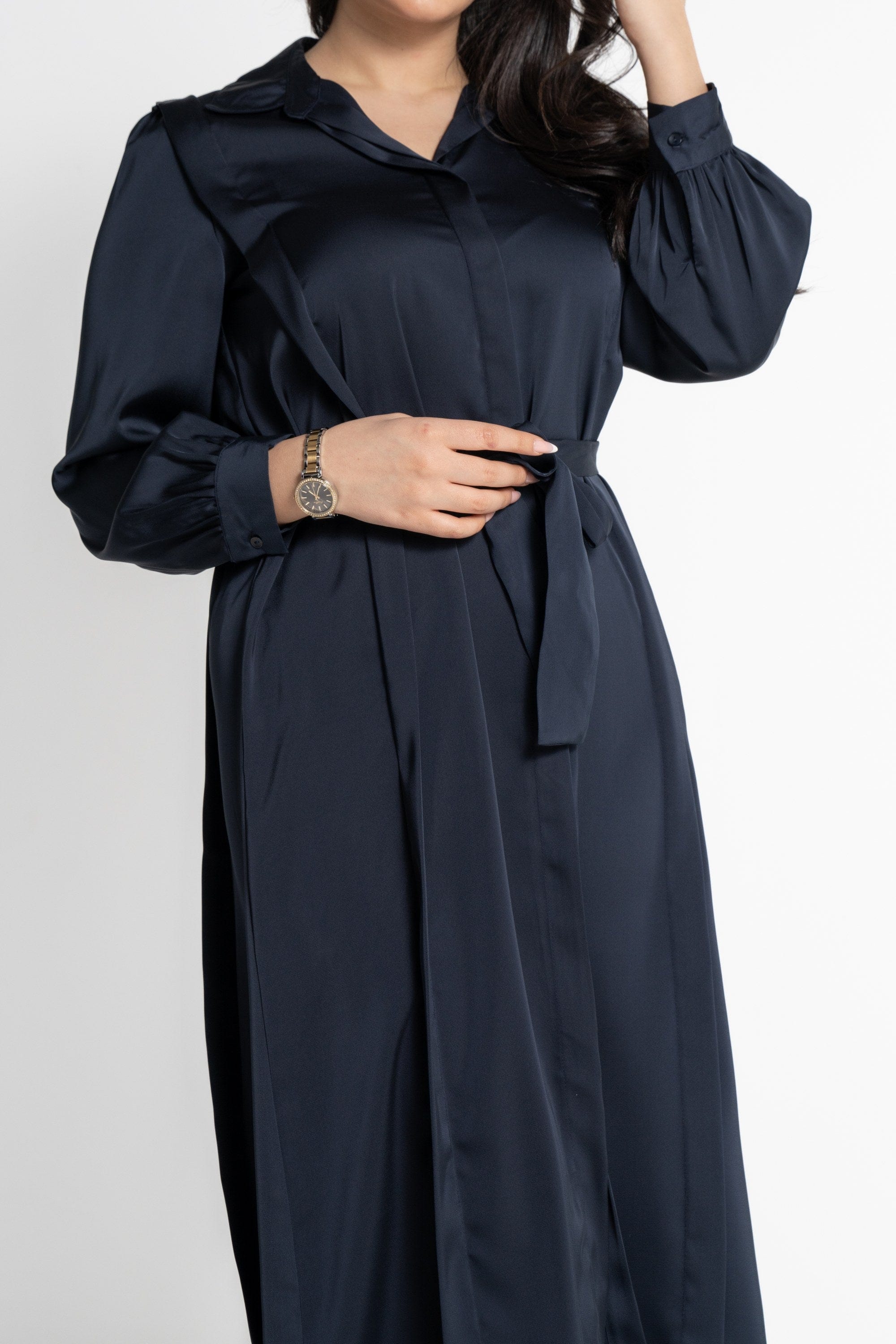 نتشي فستان ميدي بأكمام طويلة سادة برباط على الخصر