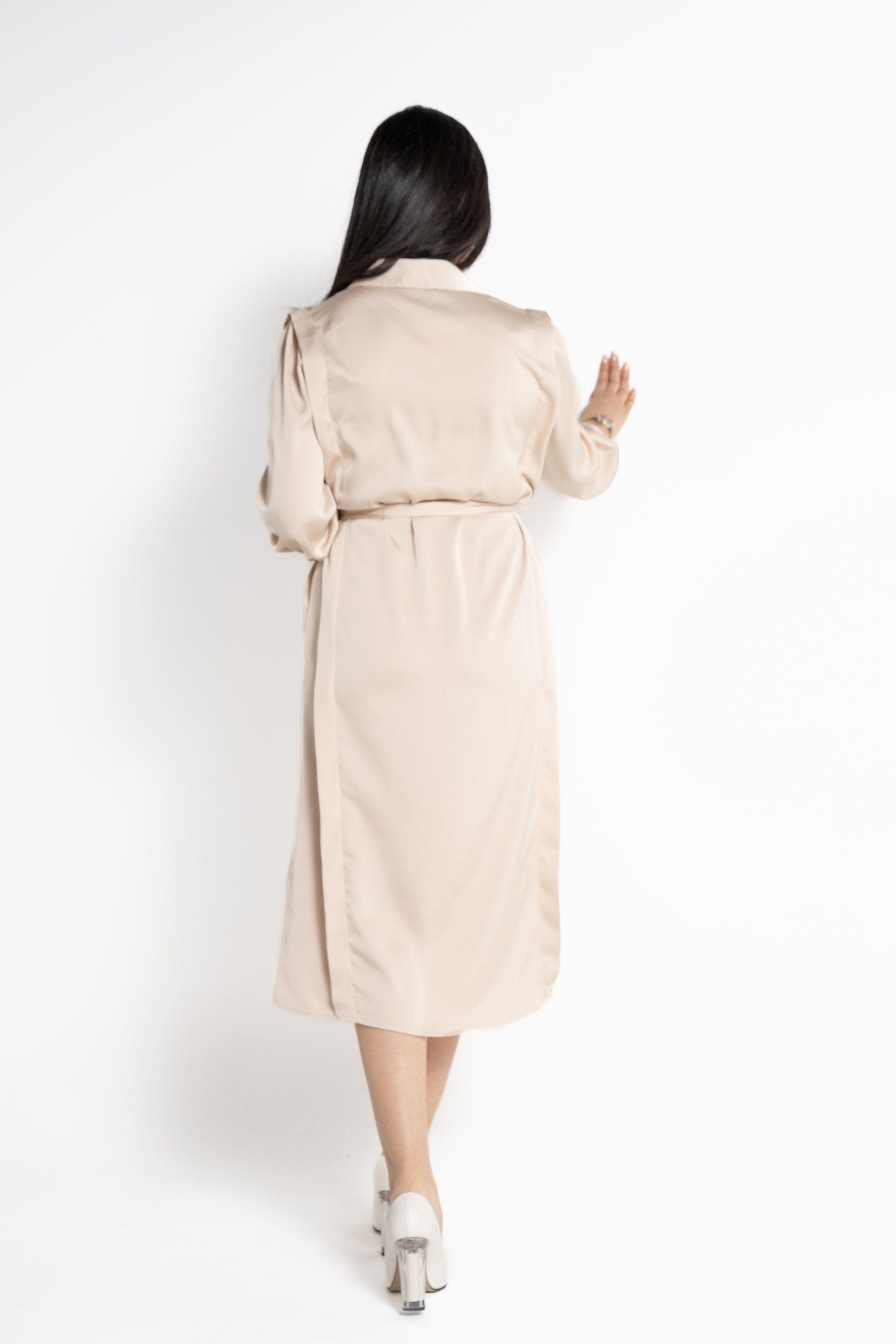 نتشي فستان ميدي بأكمام طويلة سادة برباط على الخصر