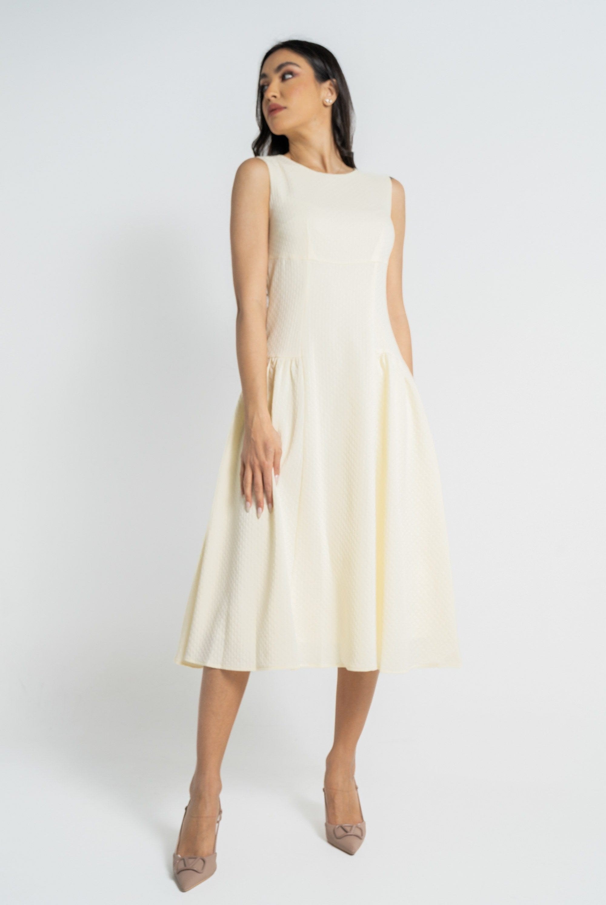 نتشي فستان ميدي بدون أكمام سادة