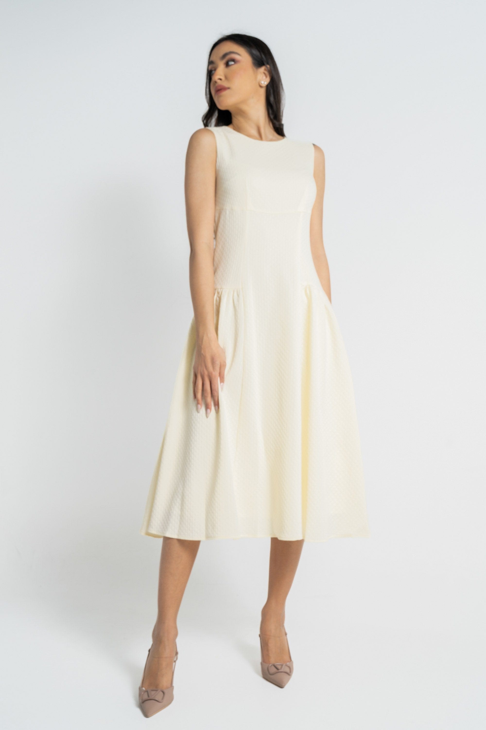 نتشي فستان ميدي بدون أكمام سادة