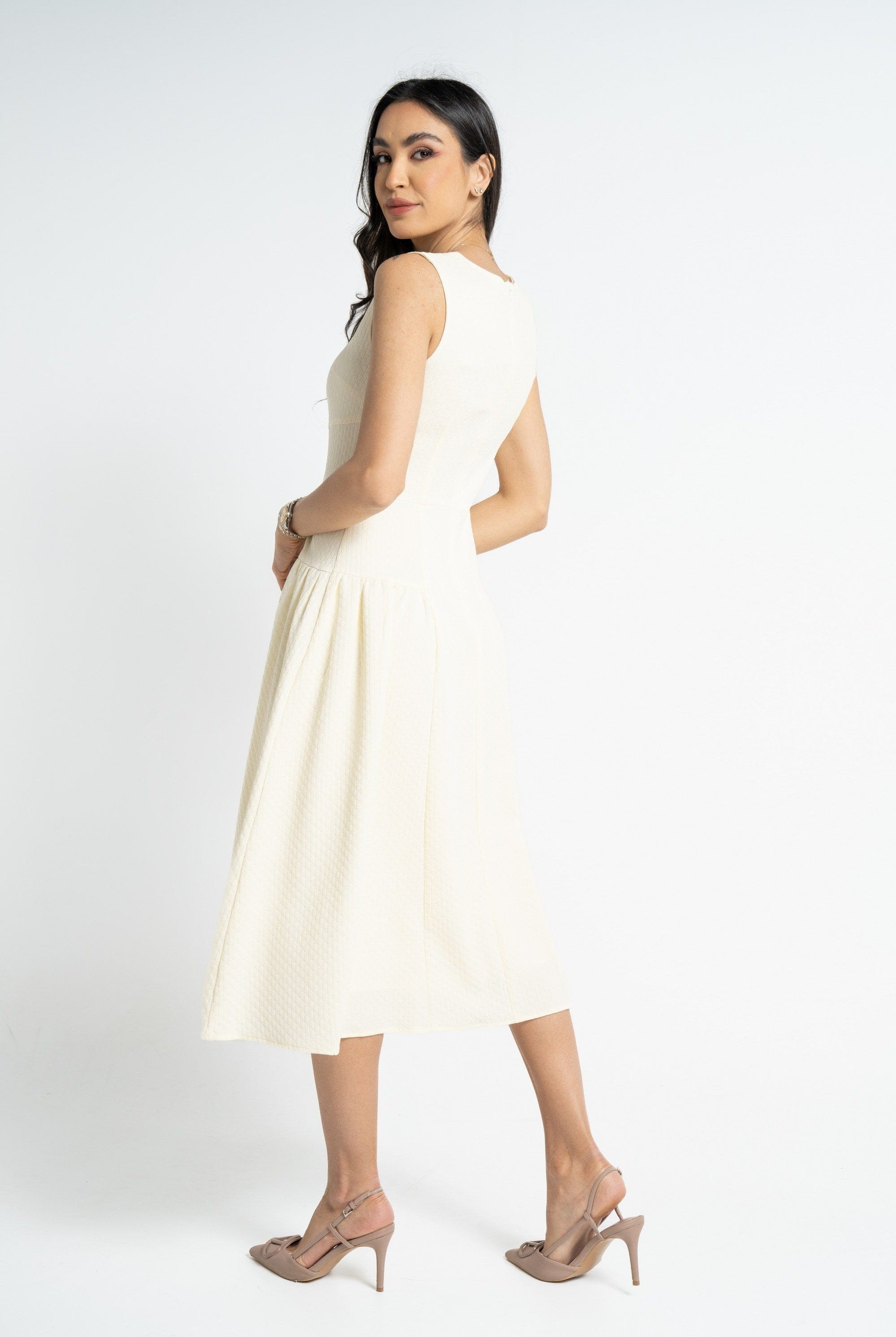 نتشي فستان ميدي بدون أكمام سادة