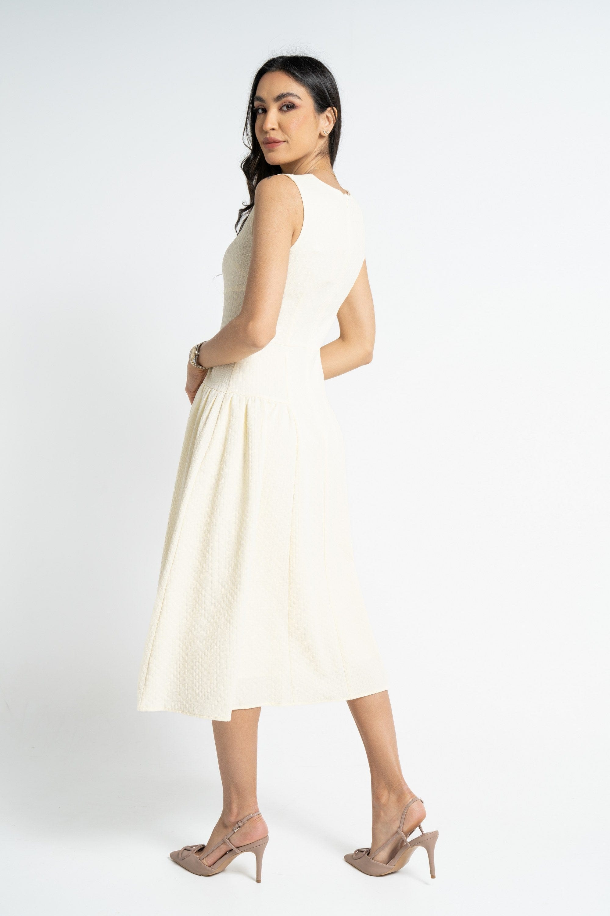 نتشي فستان ميدي بدون أكمام سادة