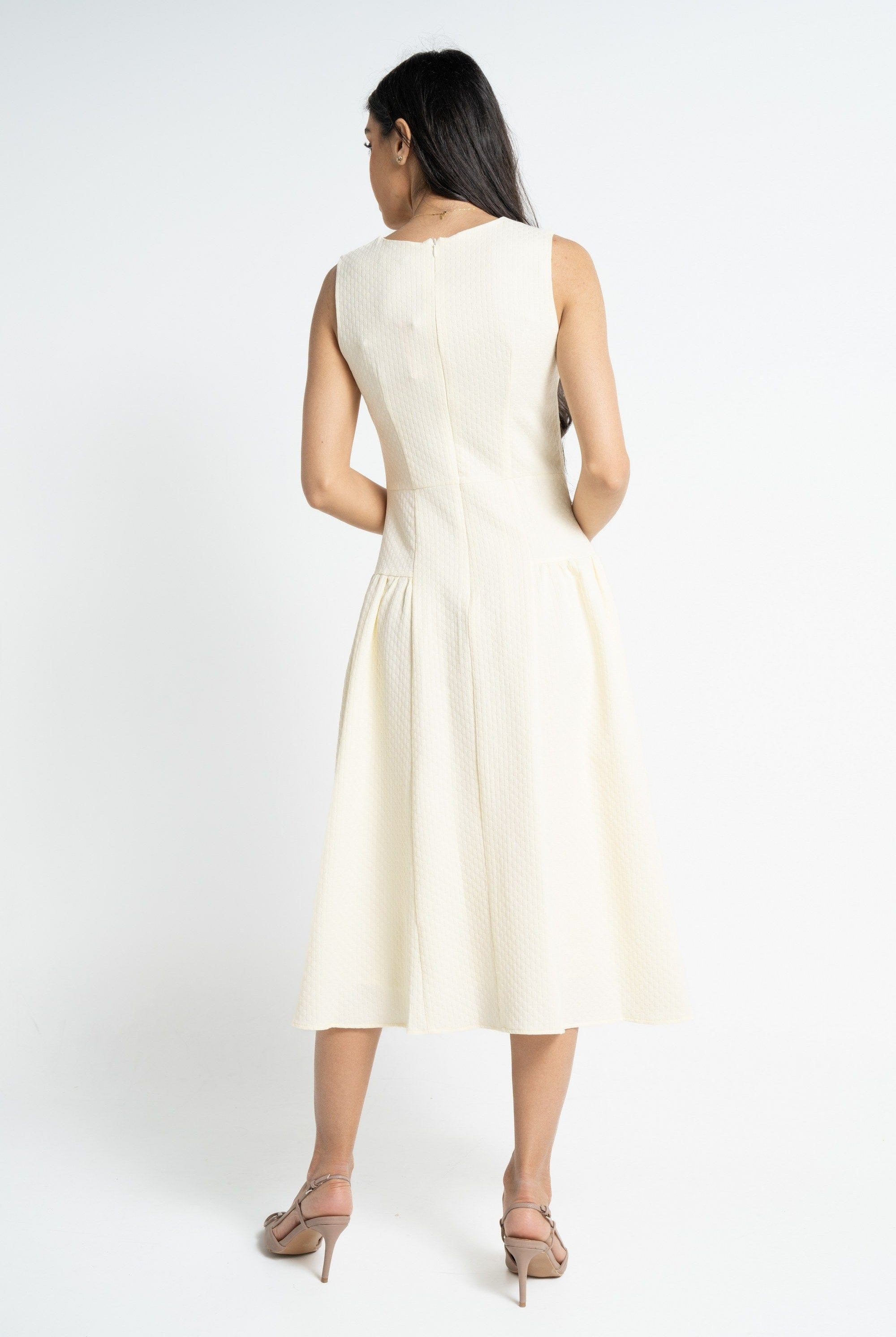 نتشي فستان ميدي بدون أكمام سادة