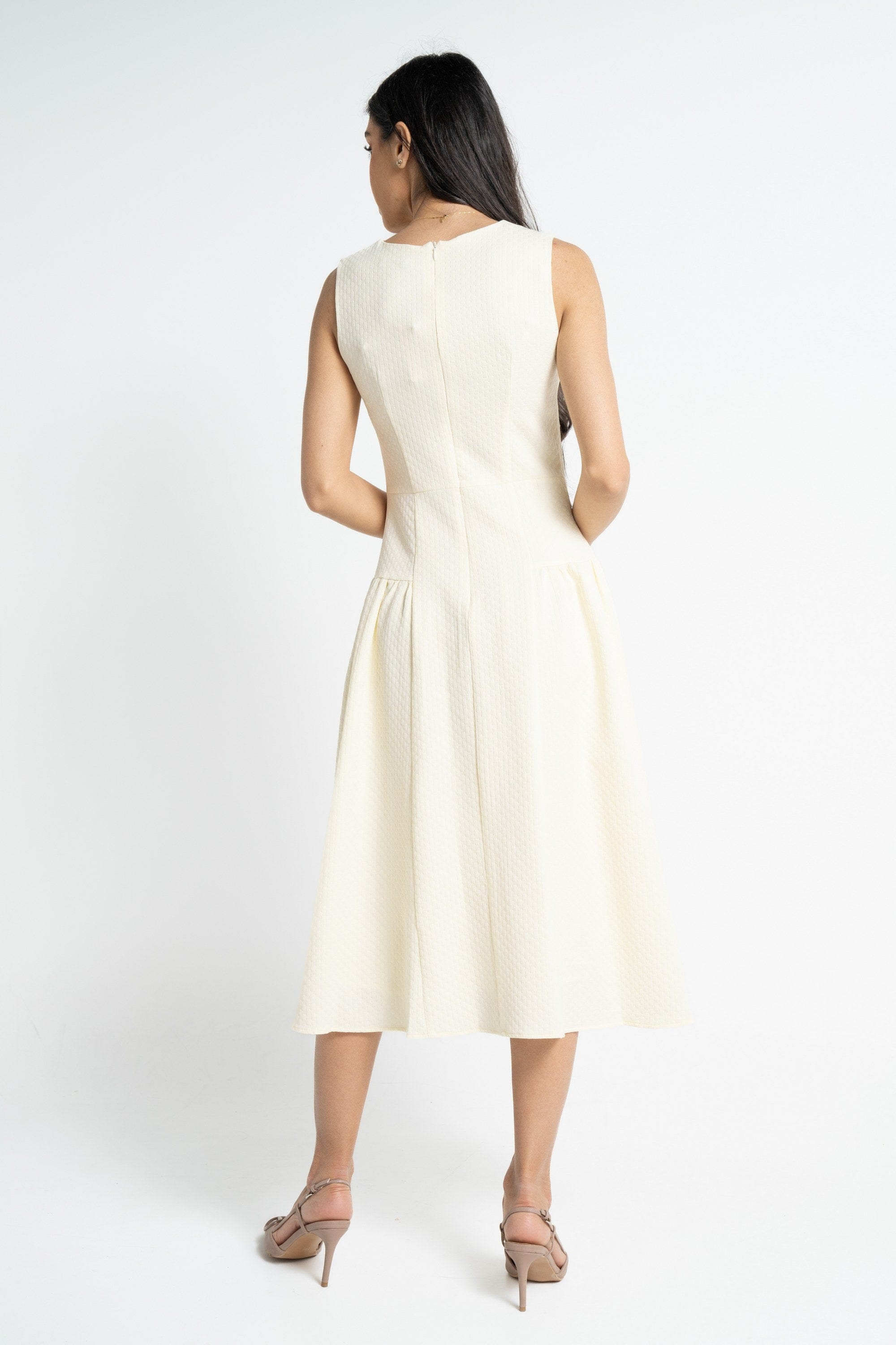 نتشي فستان ميدي بدون أكمام سادة