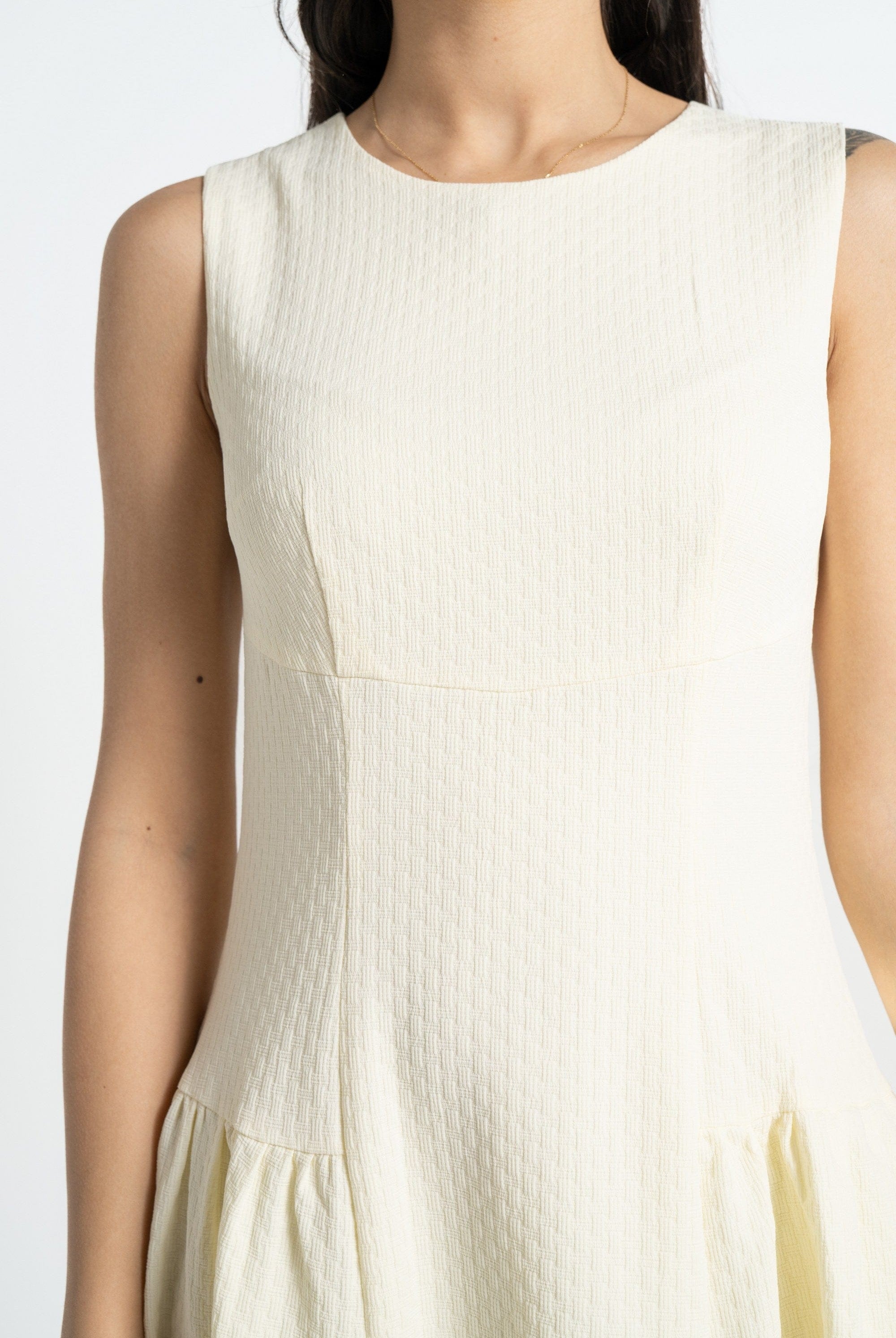 نتشي فستان ميدي بدون أكمام سادة