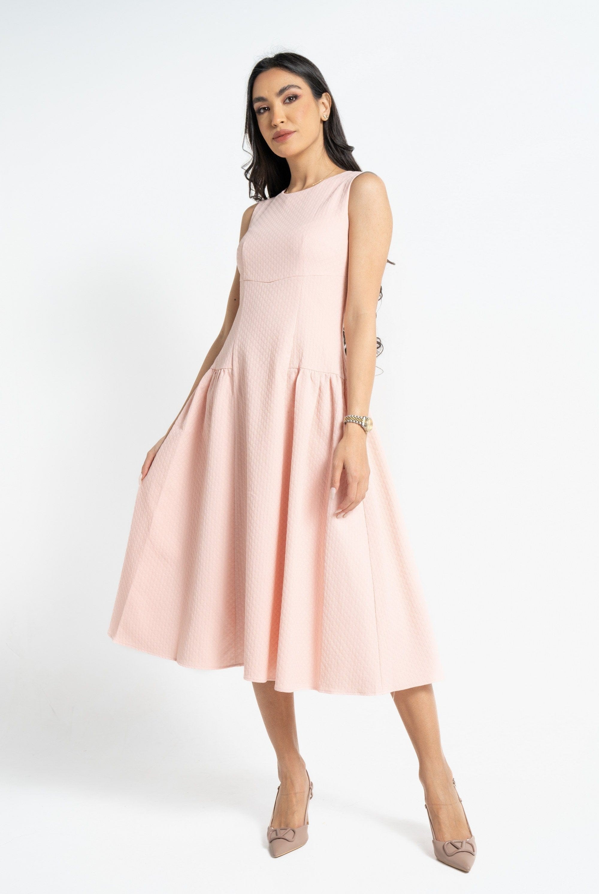 نتشي فستان ميدي بدون أكمام سادة