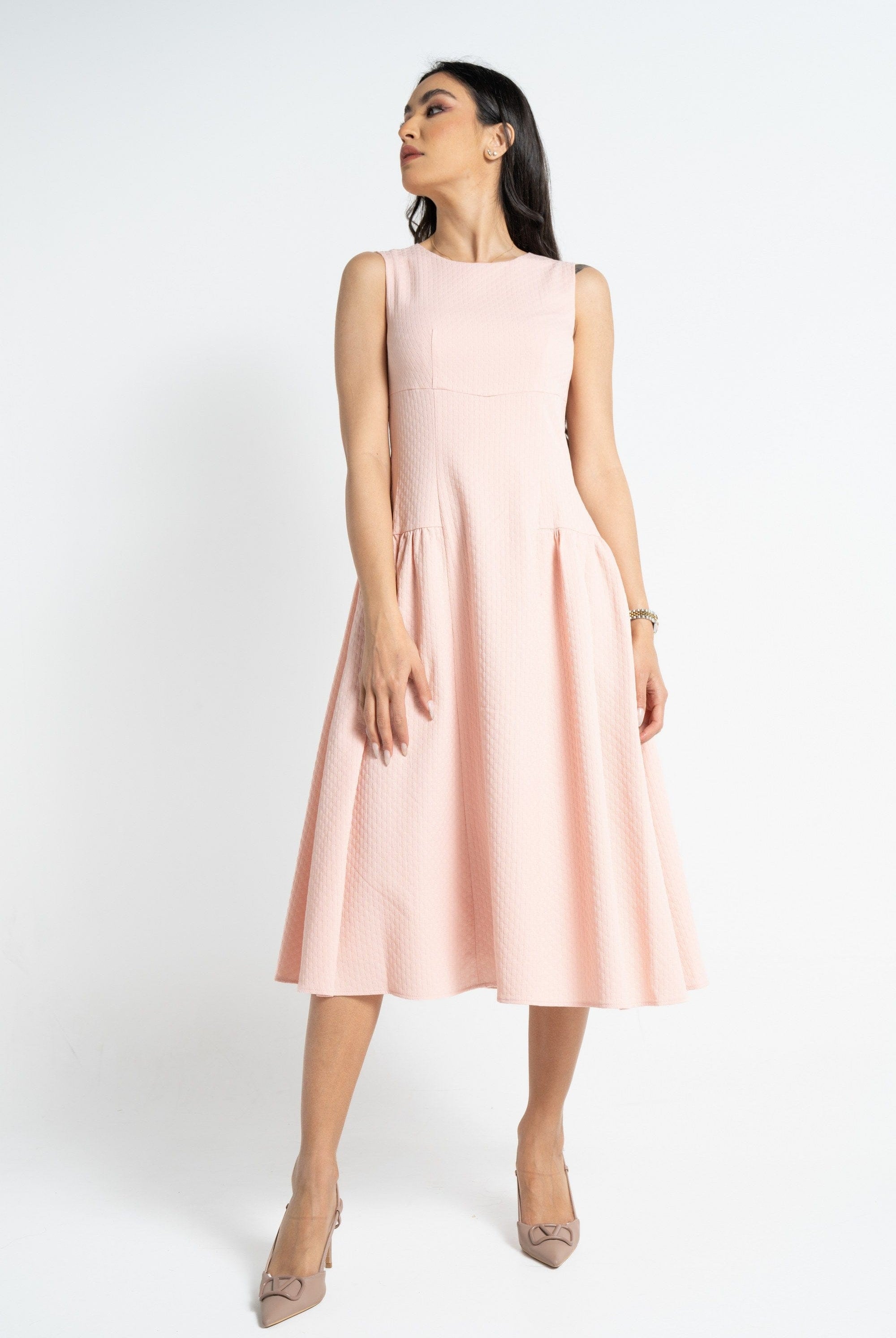 نتشي فستان ميدي بدون أكمام سادة