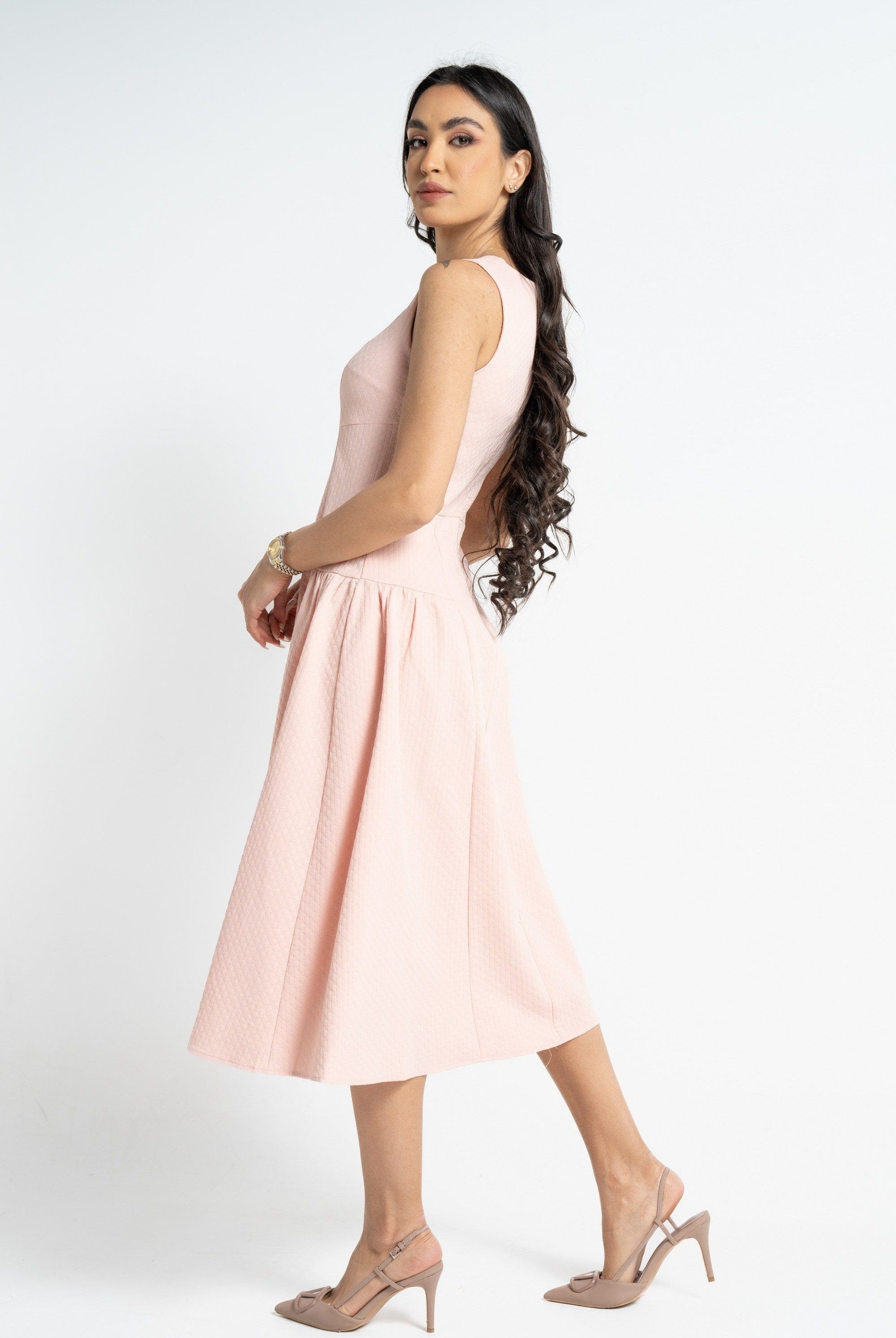 نتشي فستان ميدي بدون أكمام سادة