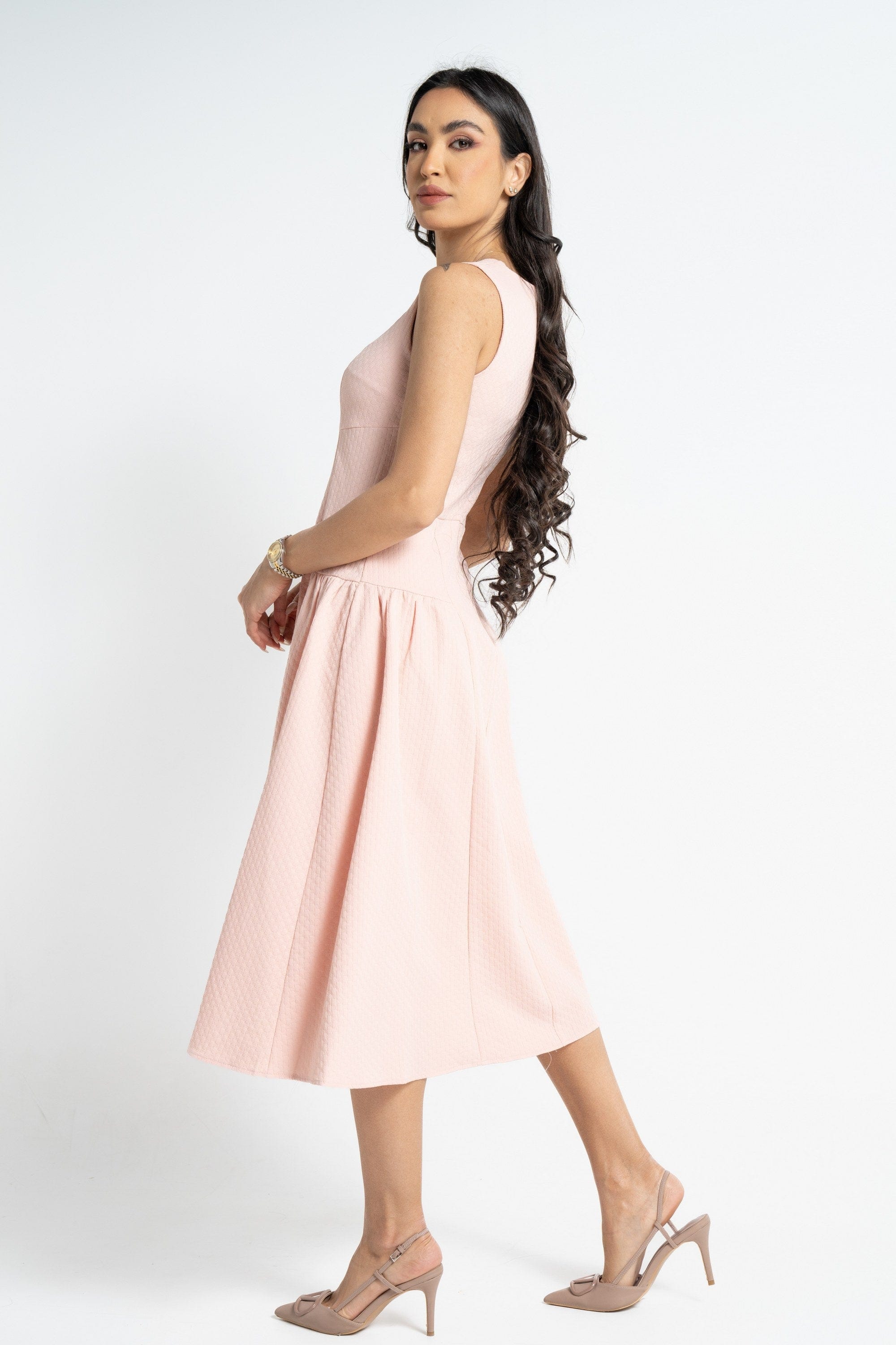 نتشي فستان ميدي بدون أكمام سادة