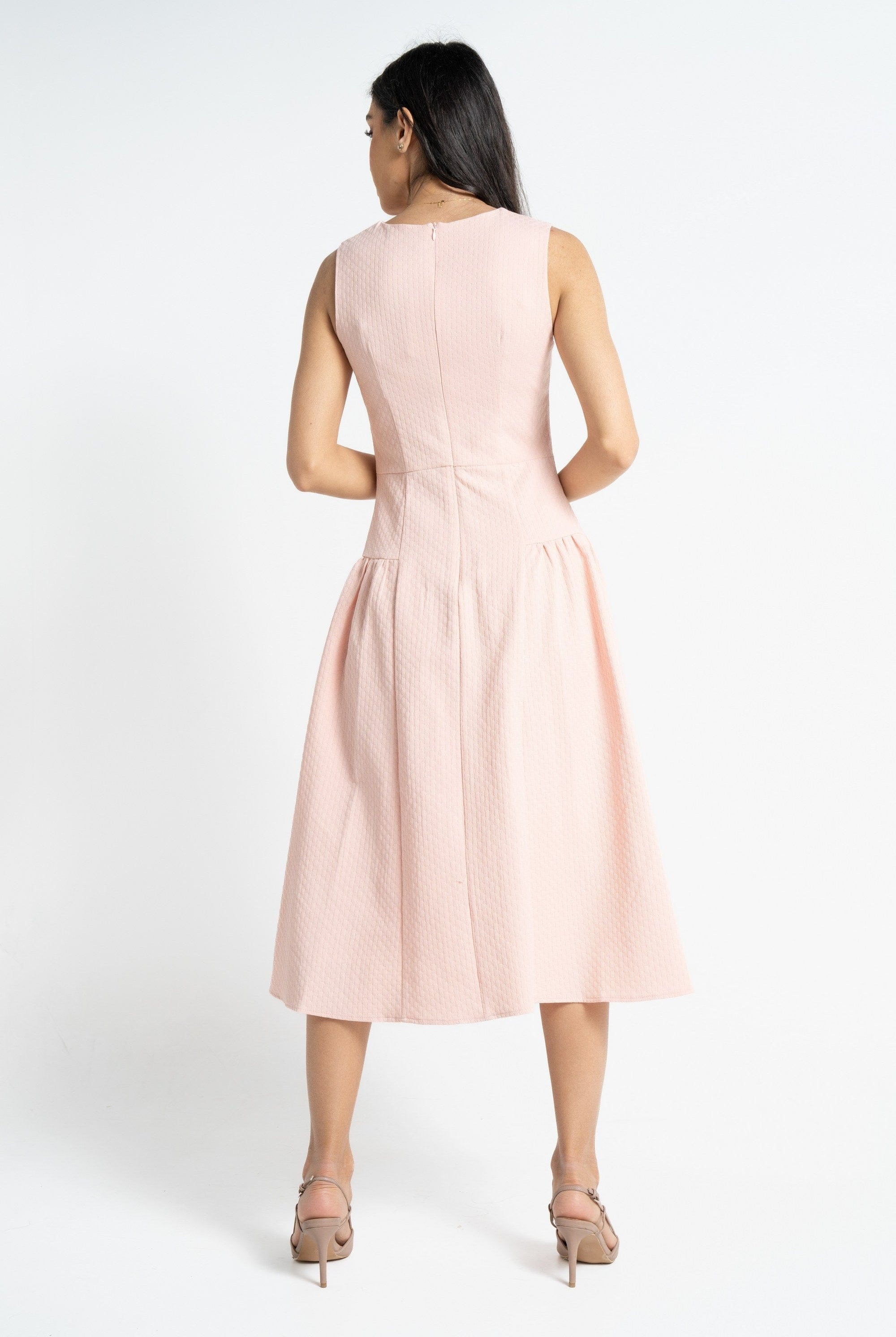 نتشي فستان ميدي بدون أكمام سادة