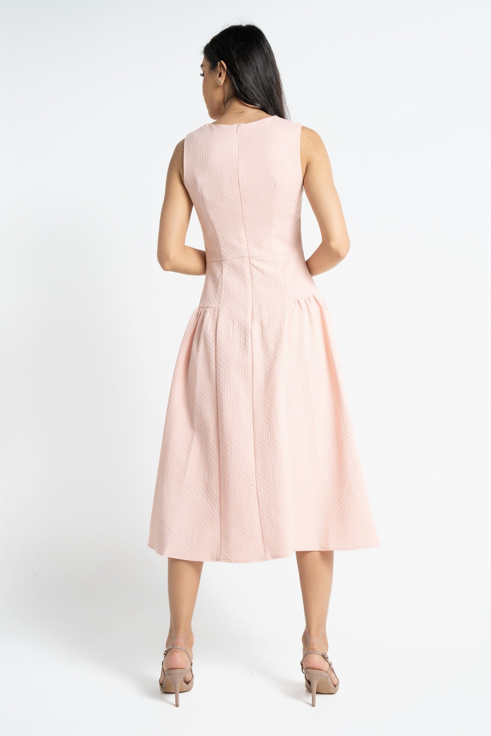 نتشي فستان ميدي بدون أكمام سادة