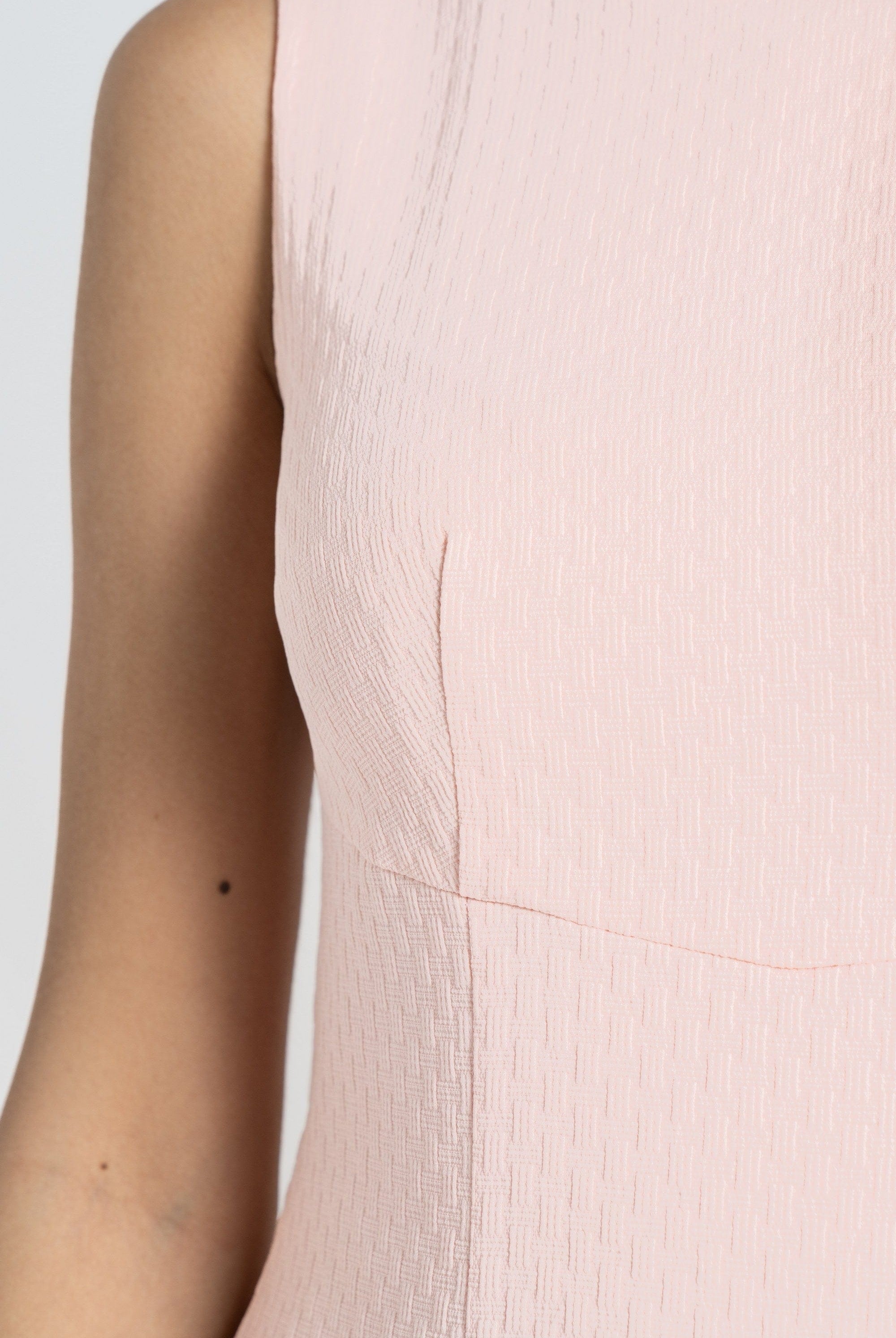 نتشي فستان ميدي بدون أكمام سادة