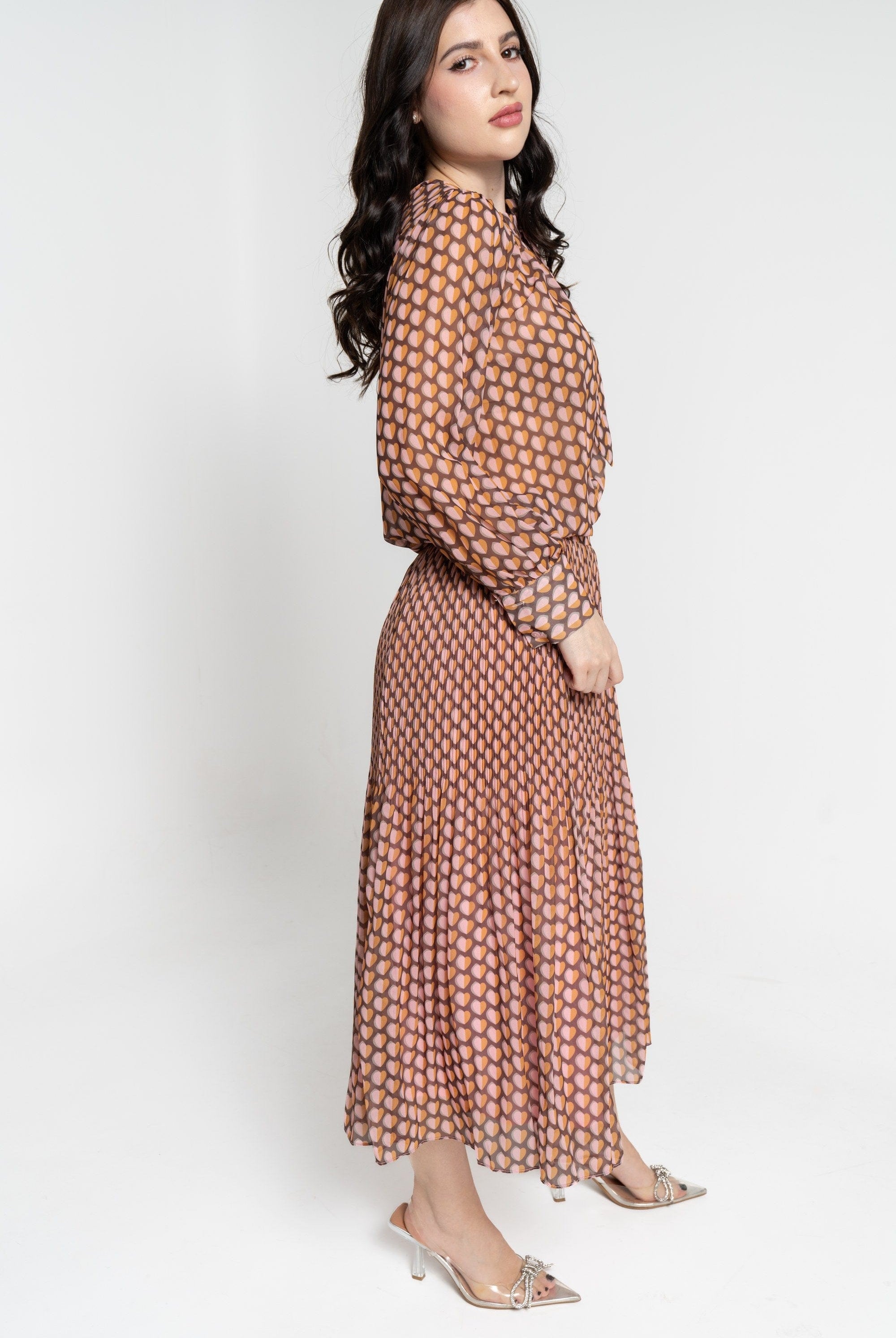 نتشي بلوزة بأكمام طويلة بنقشة قلوب نسائية وردي