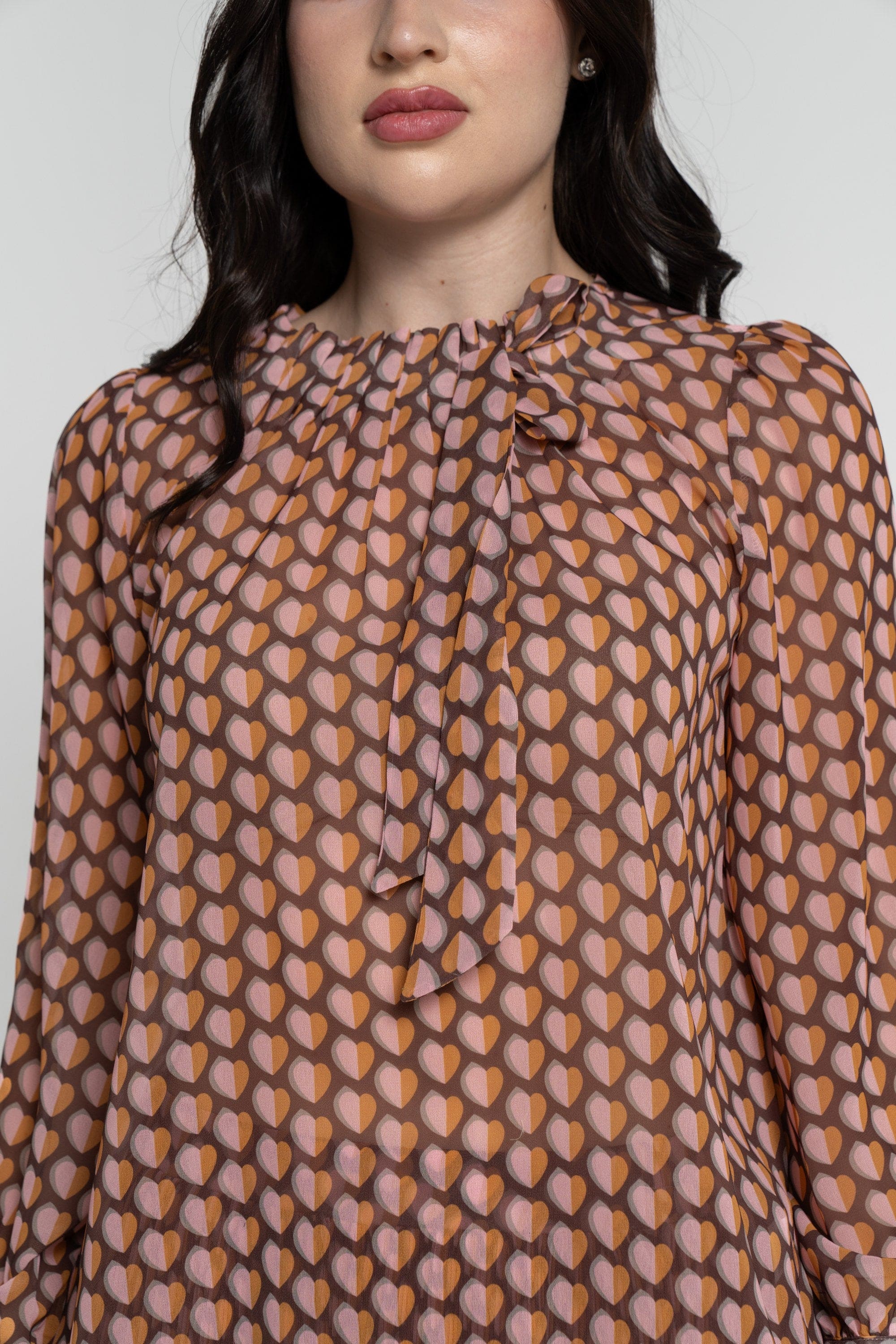 نتشي بلوزة بأكمام طويلة بنقشة قلوب نسائية وردي